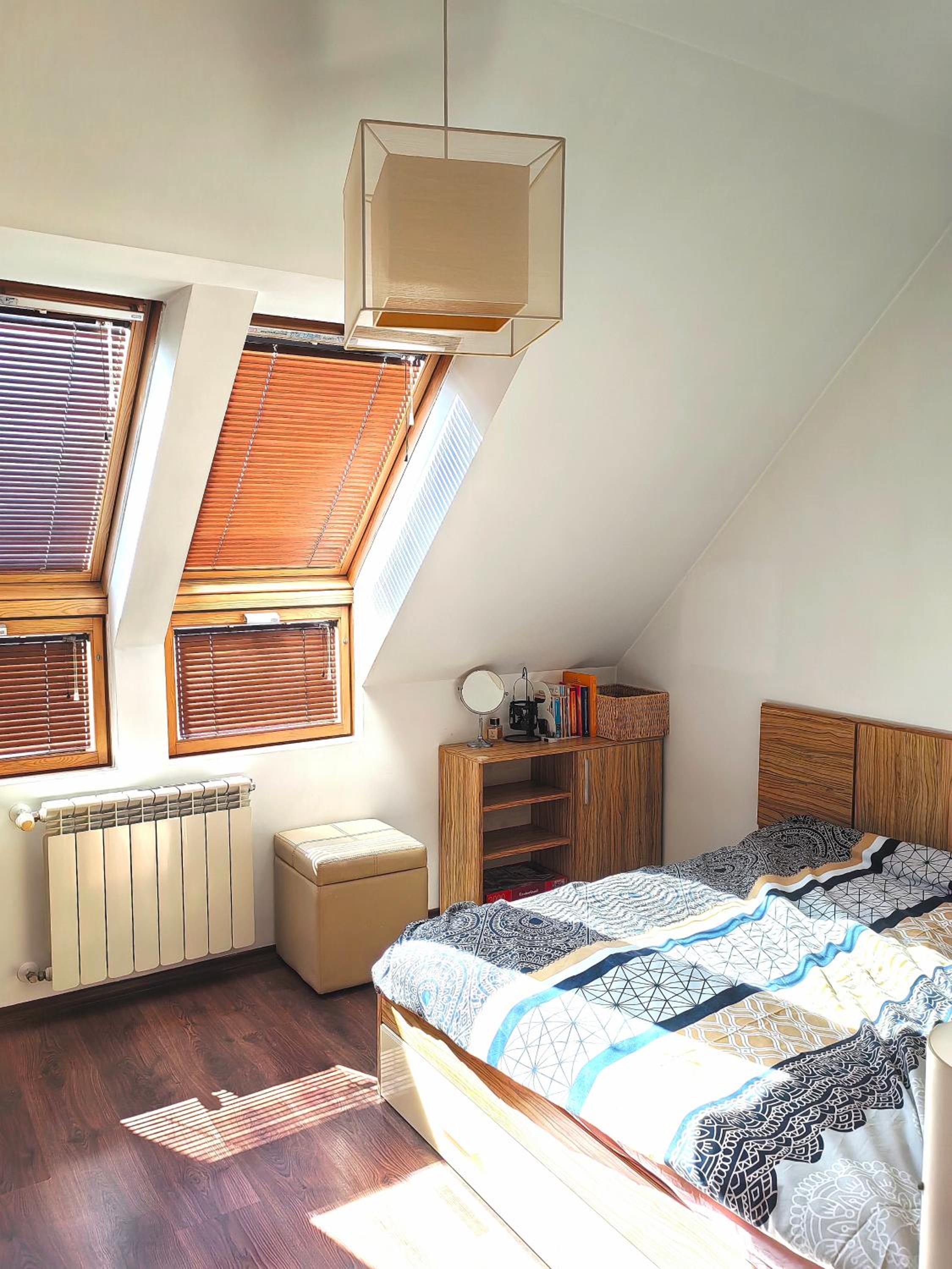 Hristy's 2 Bedroom Spacious Apartment plus GARAGE!!!