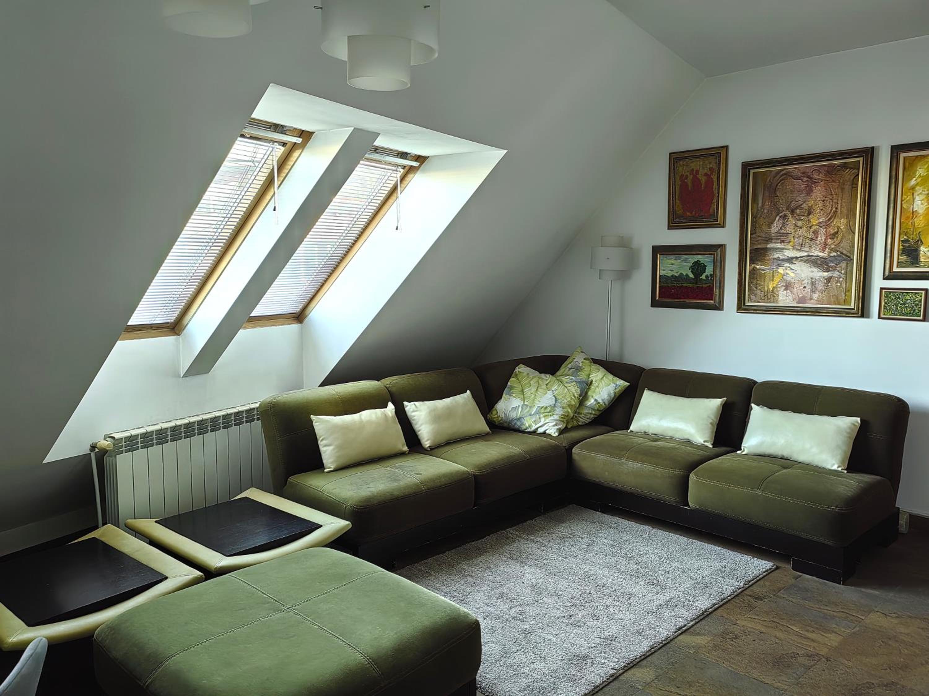 Hristy's 2 Bedroom Spacious Apartment plus GARAGE!!!