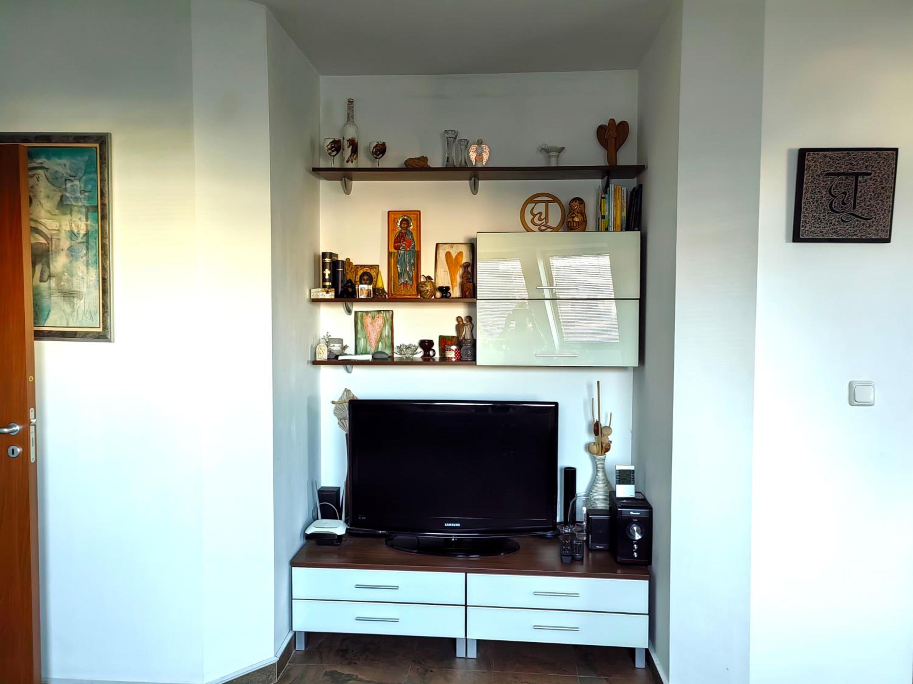 Hristy's 2 Bedroom Spacious Apartment plus GARAGE!!!