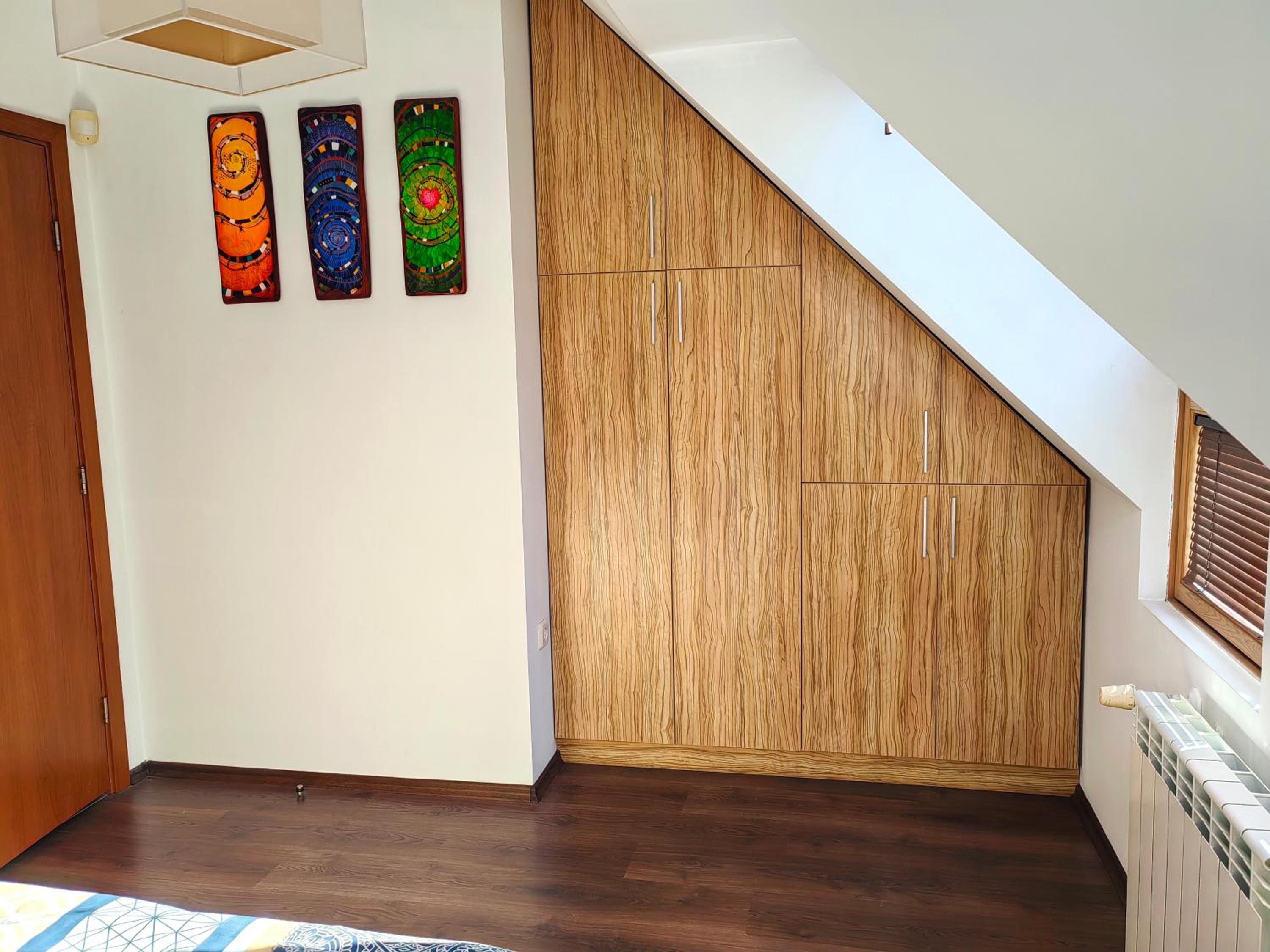Hristy's 2 Bedroom Spacious Apartment plus GARAGE!!!