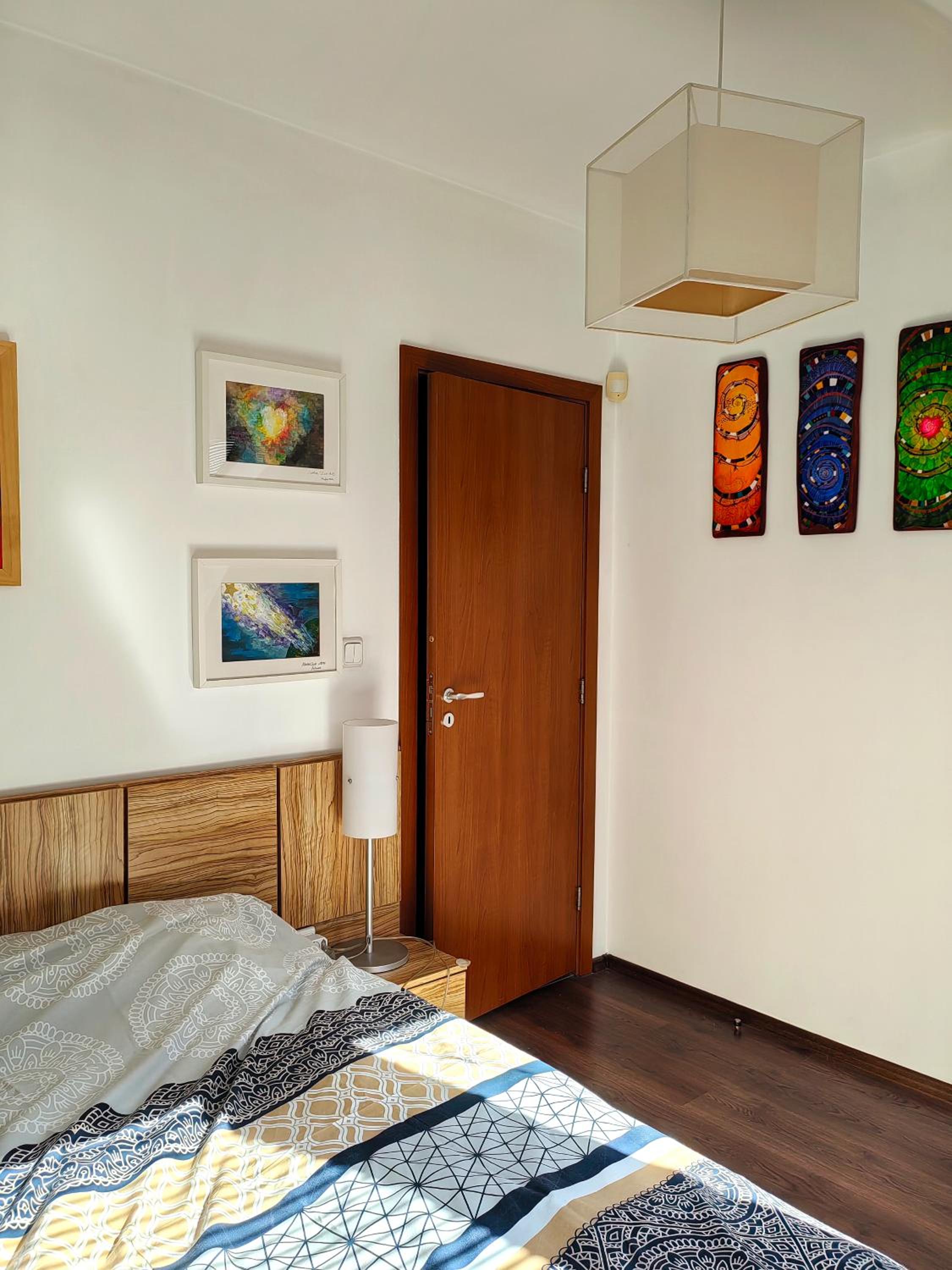 Hristy's 2 Bedroom Spacious Apartment plus GARAGE!!!