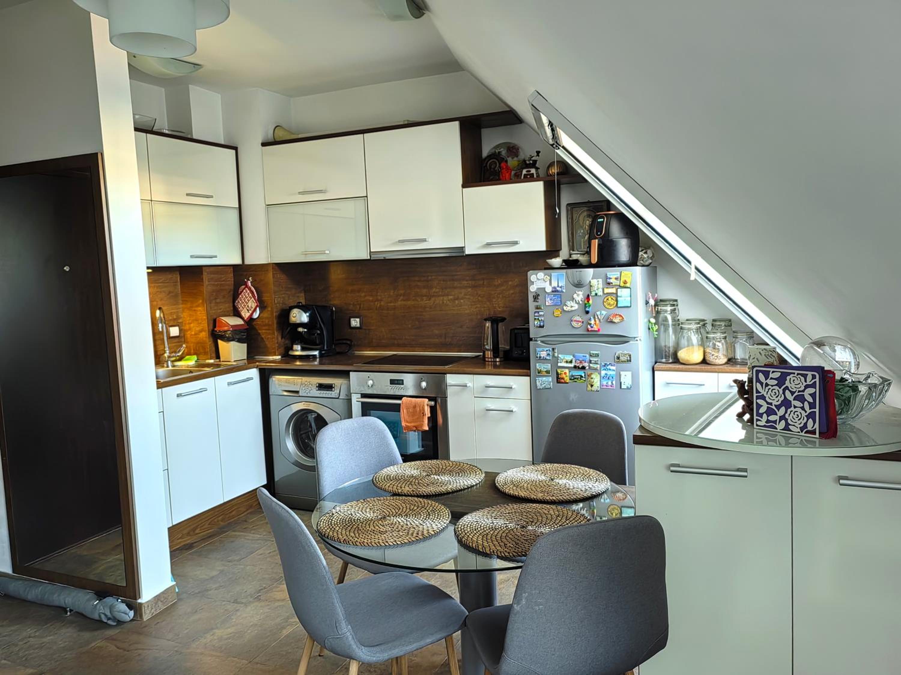 Hristy's 2 Bedroom Spacious Apartment plus GARAGE!!!