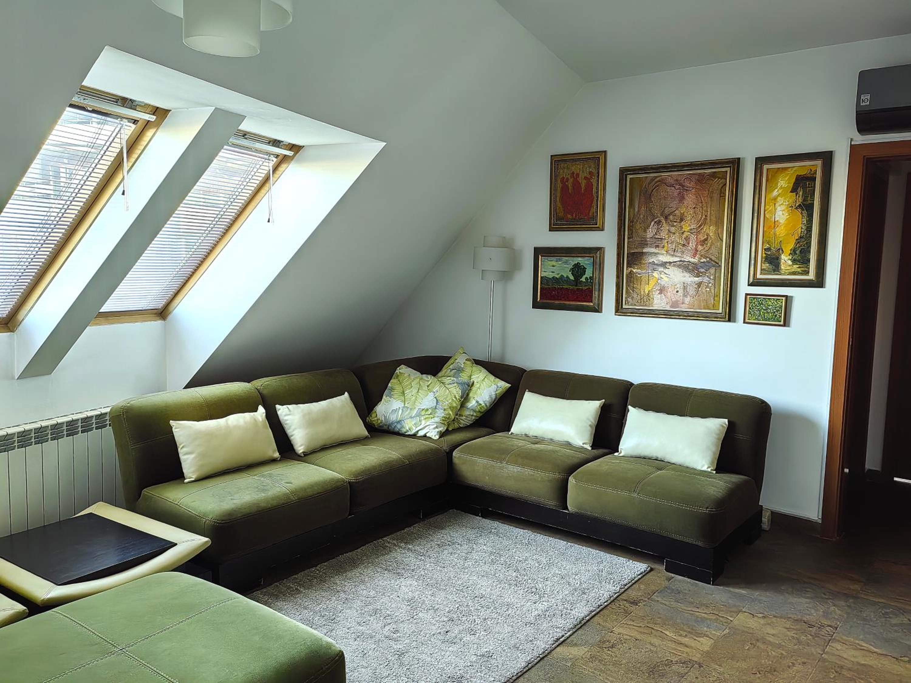 Hristy's 2 Bedroom Spacious Apartment plus GARAGE!!!