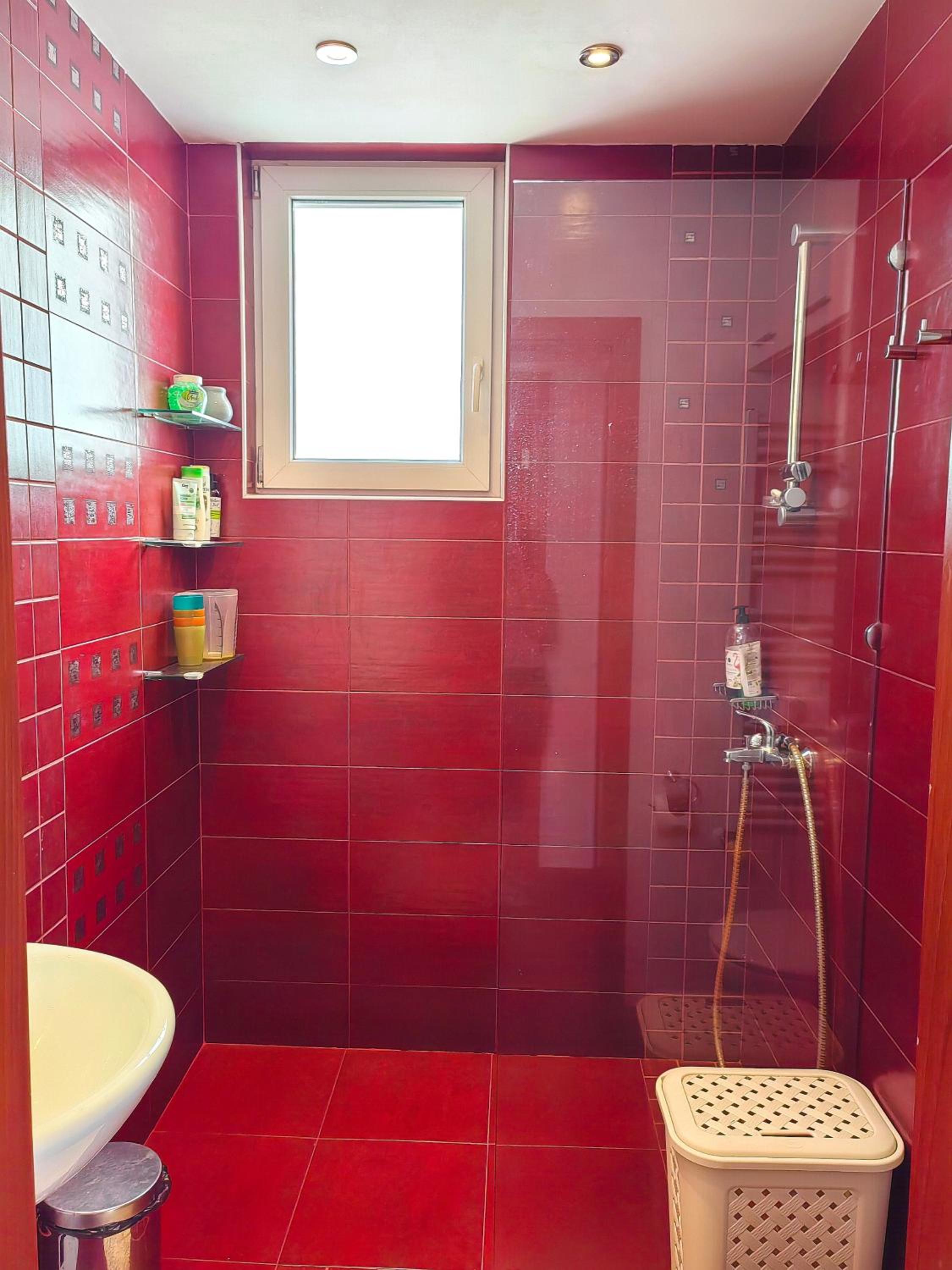 Hristy's 2 Bedroom Spacious Apartment plus GARAGE!!!