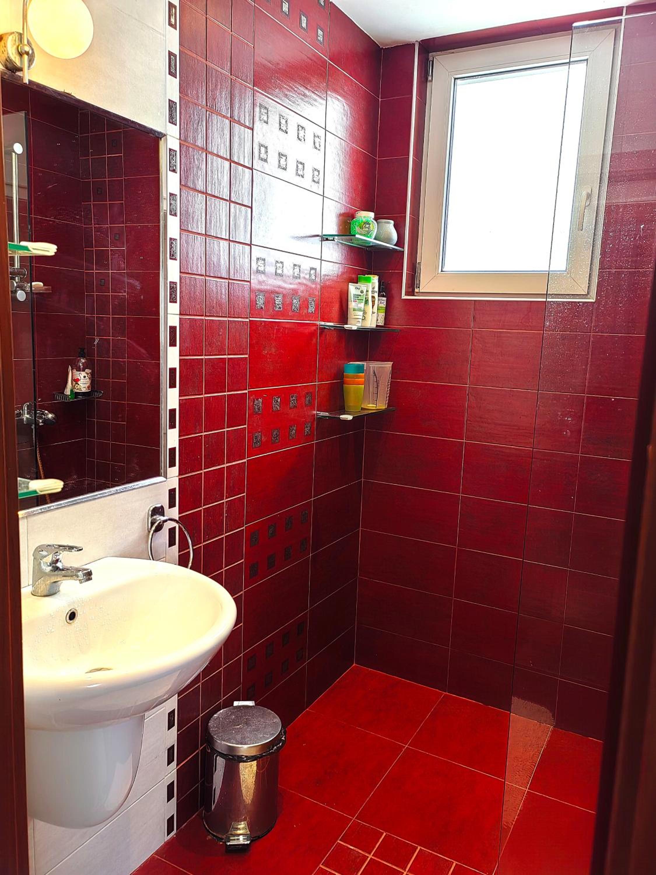 Hristy's 2 Bedroom Spacious Apartment plus GARAGE!!!
