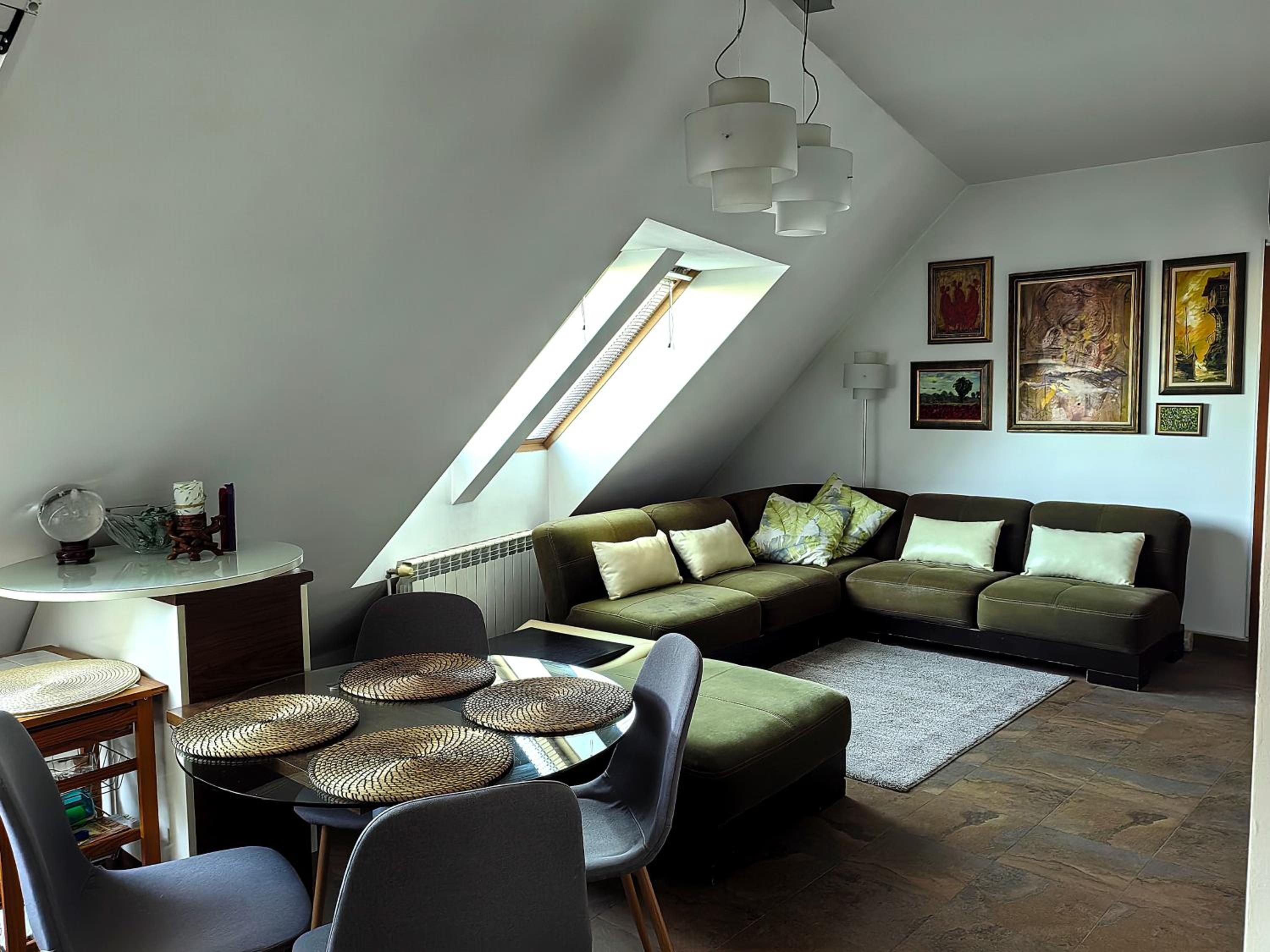 Hristy's 2 Bedroom Spacious Apartment plus GARAGE!!!