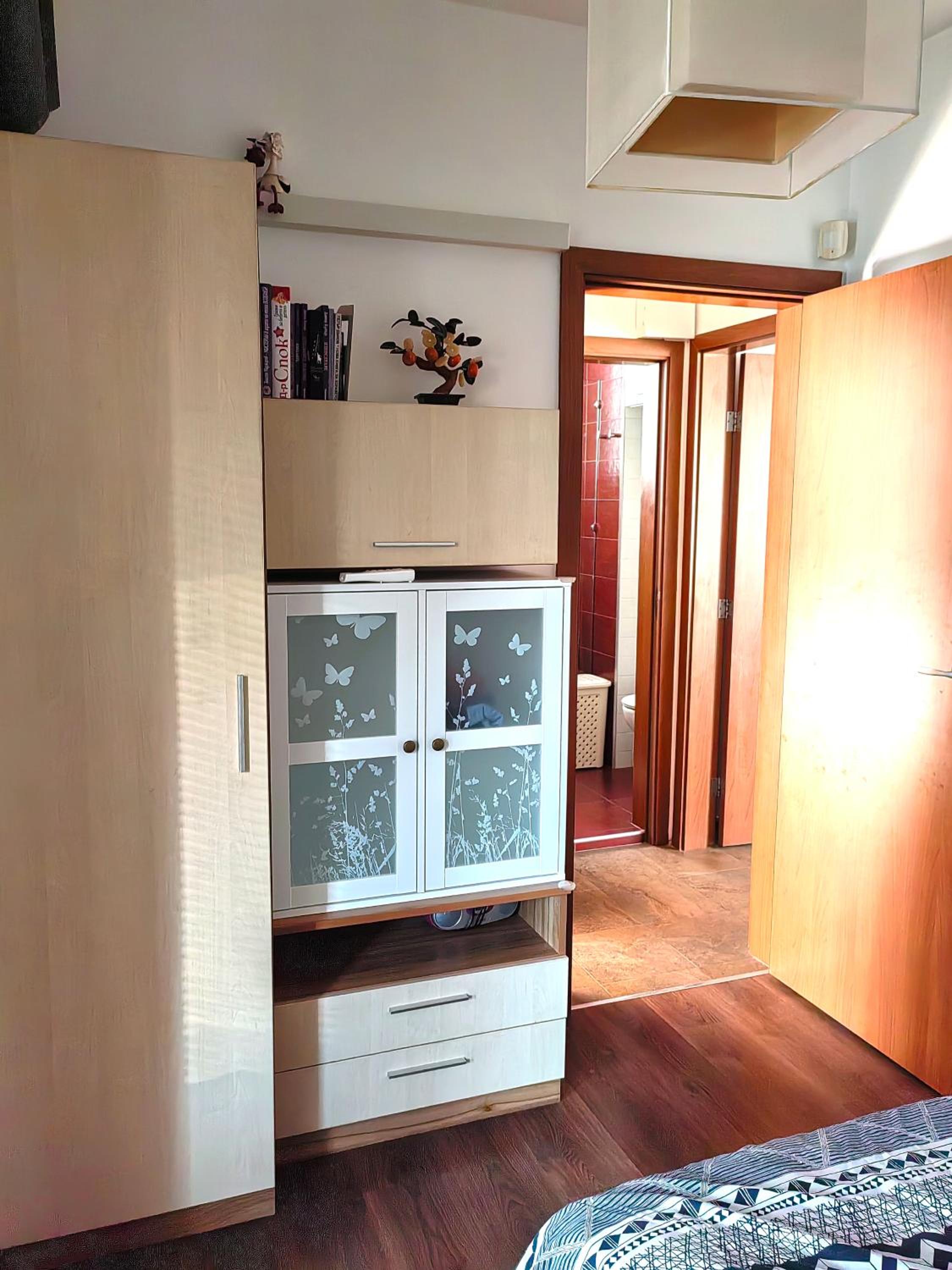 Hristy's 2 Bedroom Spacious Apartment plus GARAGE!!!