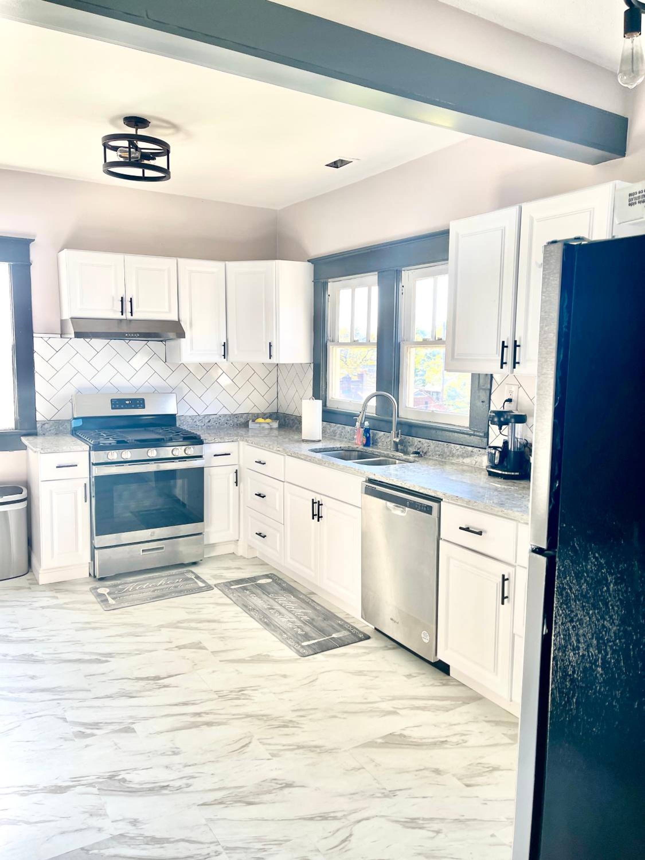 Conveniently located spacious 3br Bush tavern view 3