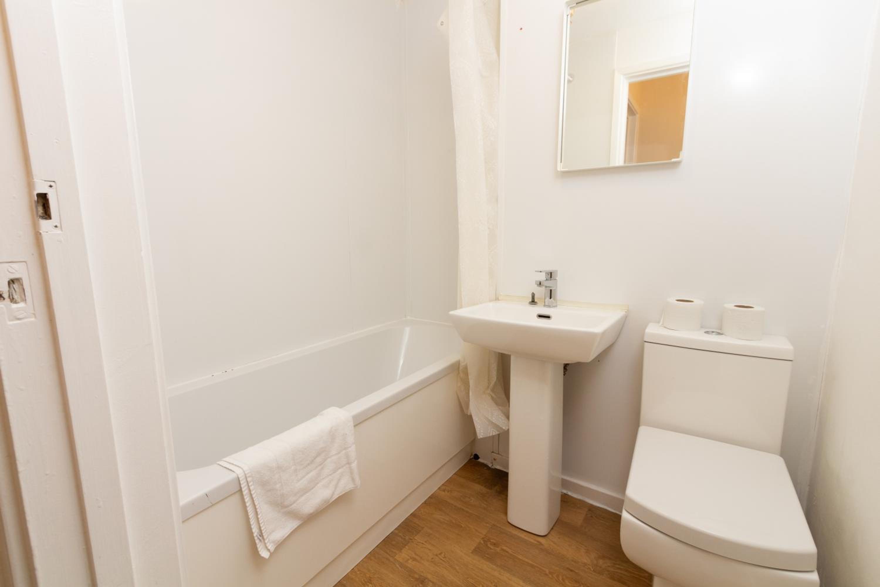Convenient 1Bed Apt Close to Transport Links view 5
