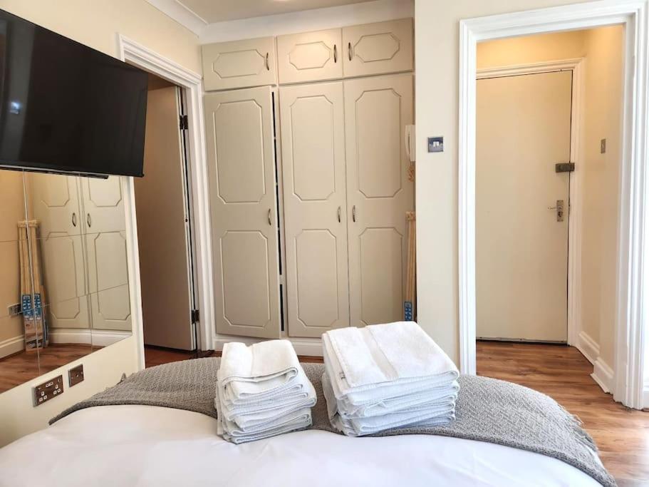 ST 1 - Newly refurbished Studio flat - close to tube 1-2 mins
