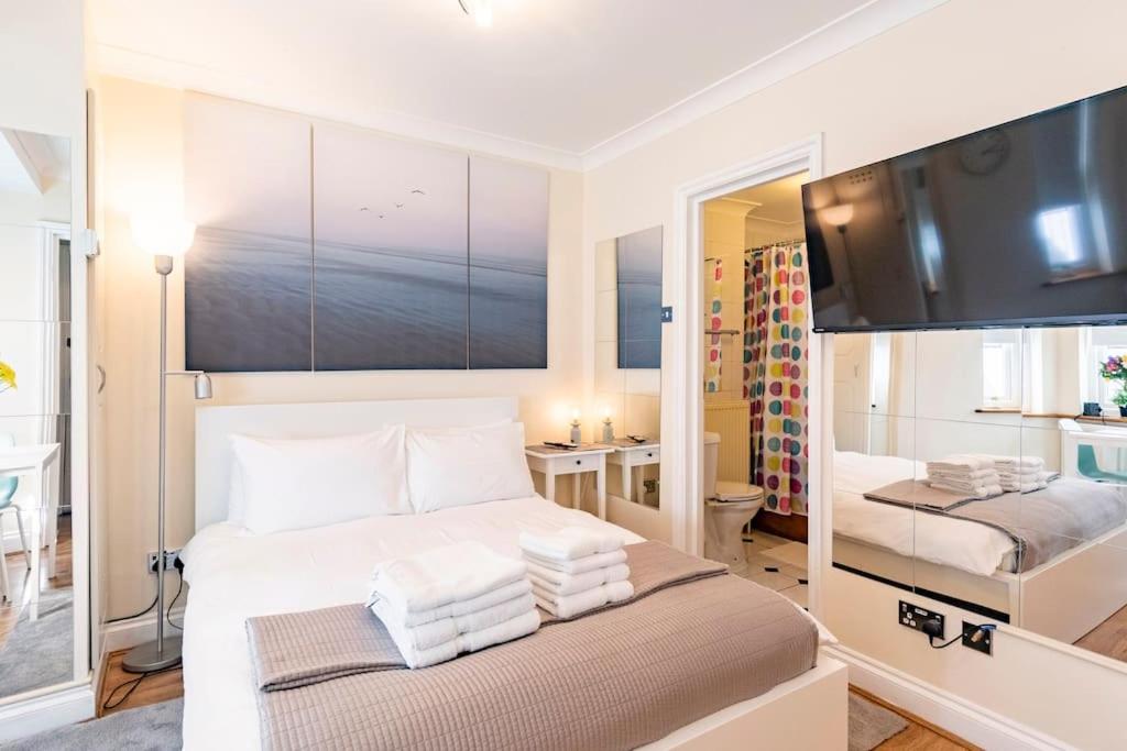 ST 1 - Newly refurbished Studio flat - close to tube 1-2 mins