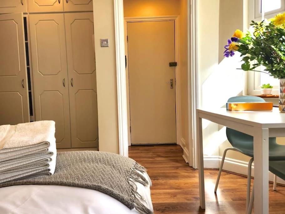ST 1 - Newly refurbished Studio flat - close to tube 1-2 mins