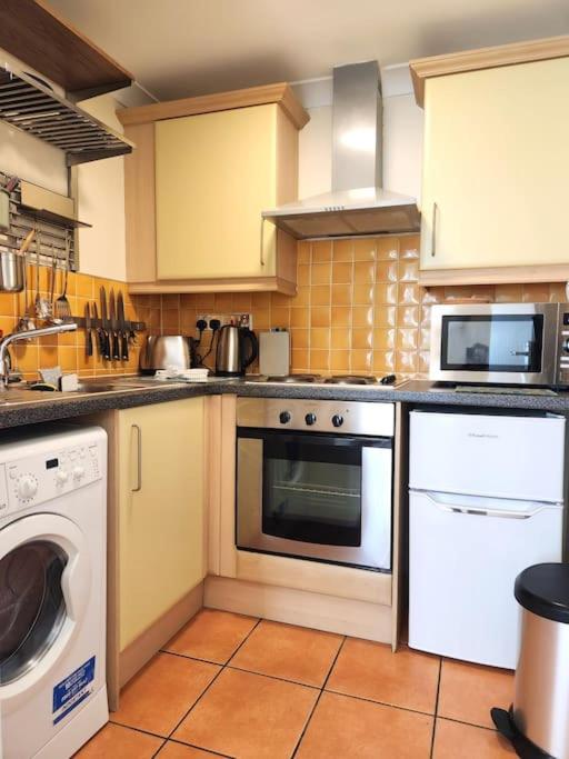 ST 1 - Newly refurbished Studio flat - close to tube 1-2 mins