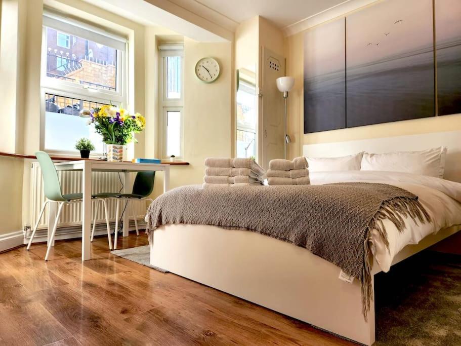 ST 1 - Newly refurbished Studio flat - close to tube 1-2 mins