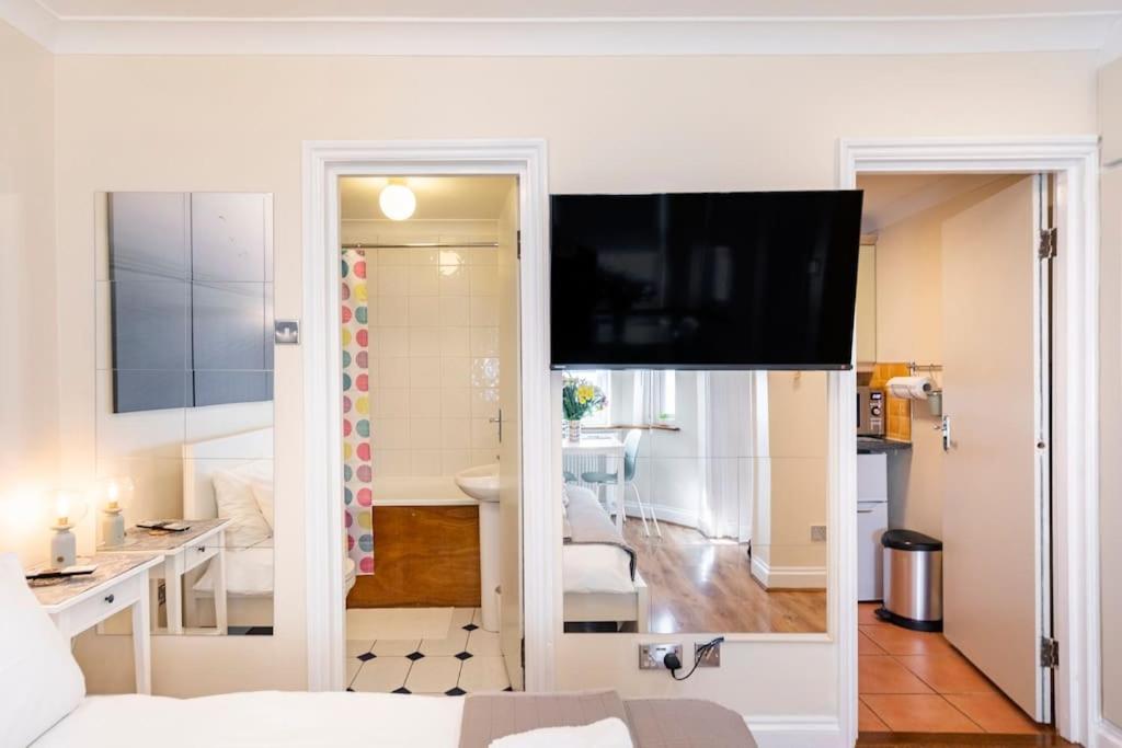 ST 1 - Newly refurbished Studio flat - close to tube 1-2 mins