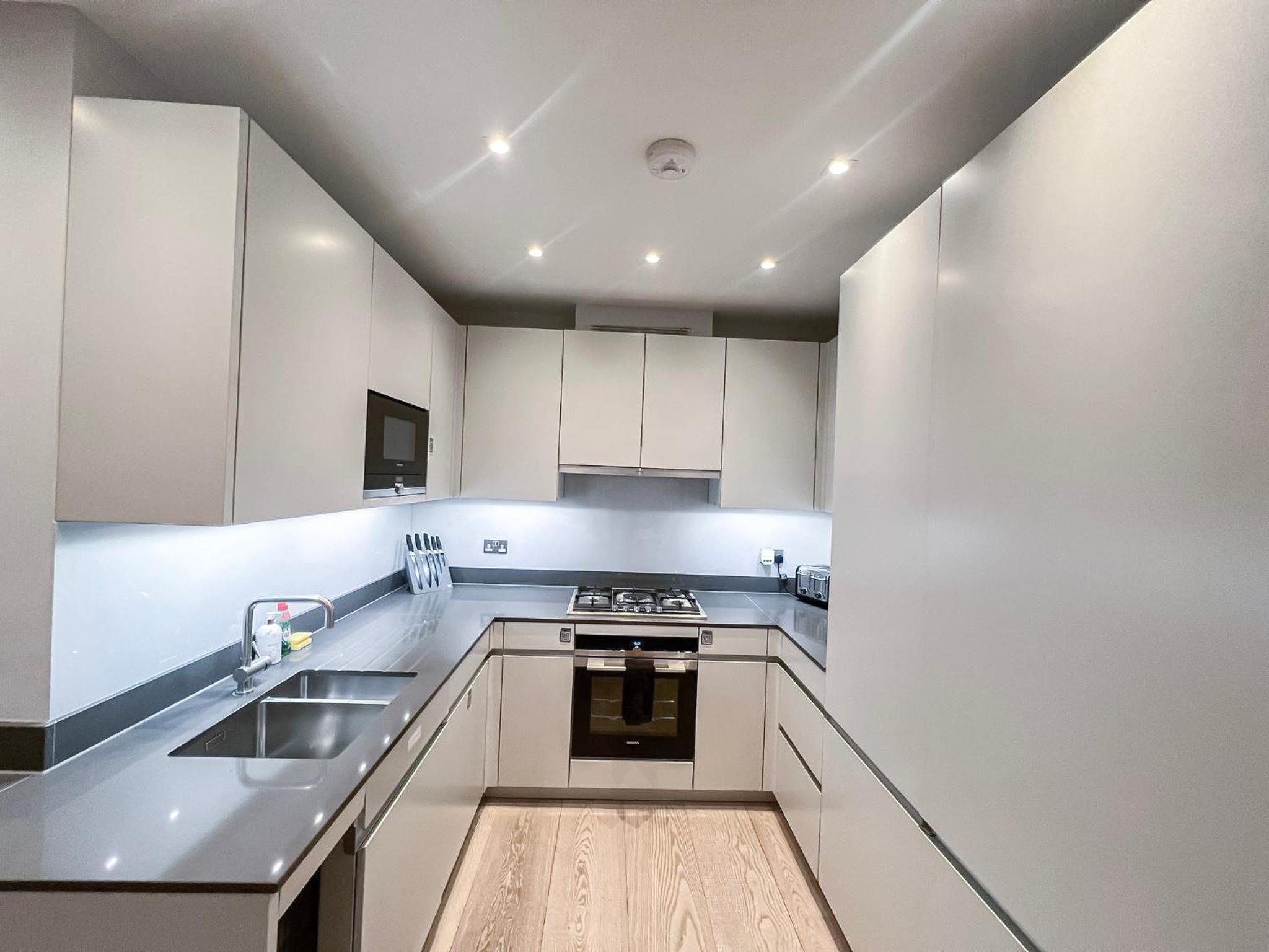 Posh 3 Bedroom flat with terrace and indoor fireplace in Mayfair, near Hyde Park