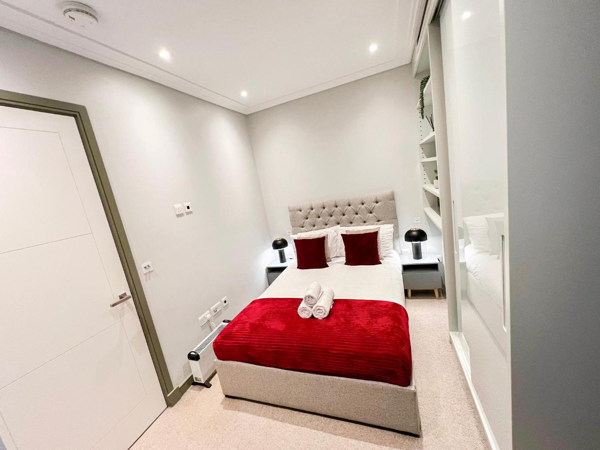 Posh 3 Bedroom flat with terrace and indoor fireplace in Mayfair, near Hyde Park