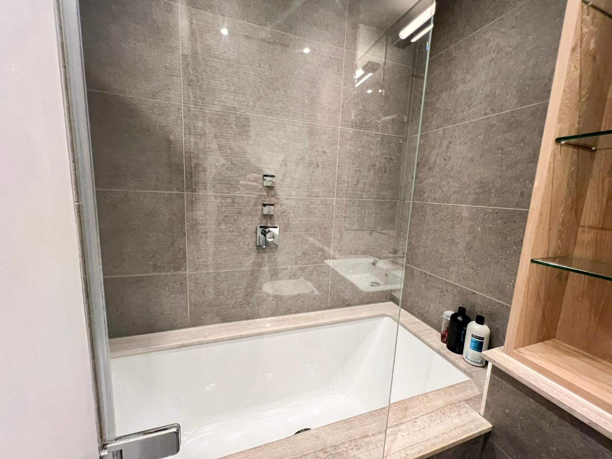 Posh 3 Bedroom flat with terrace and indoor fireplace in Mayfair, near Hyde Park