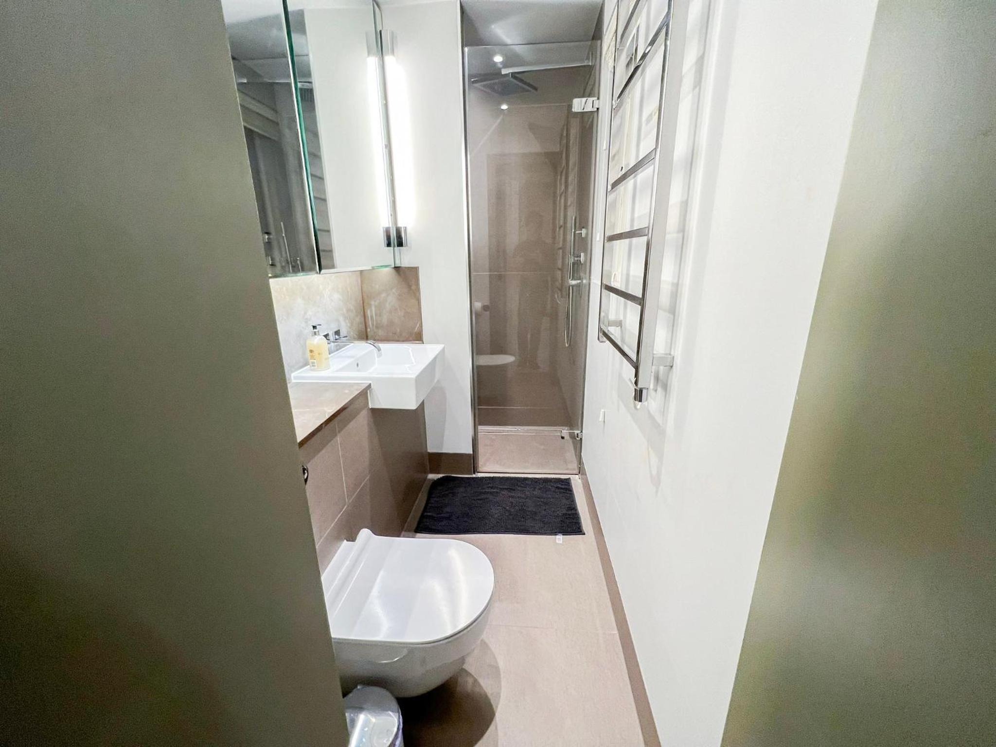 Posh 3 Bedroom flat with terrace and indoor fireplace in Mayfair, near Hyde Park