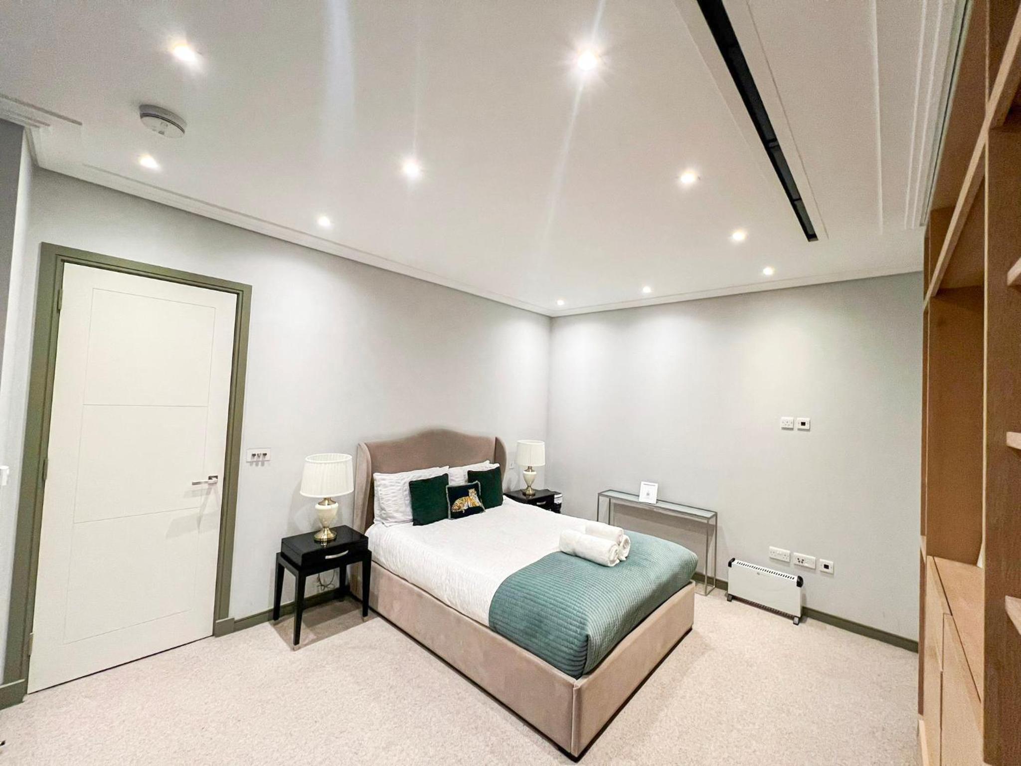 Posh 3 Bedroom flat with terrace and indoor fireplace in Mayfair, near Hyde Park