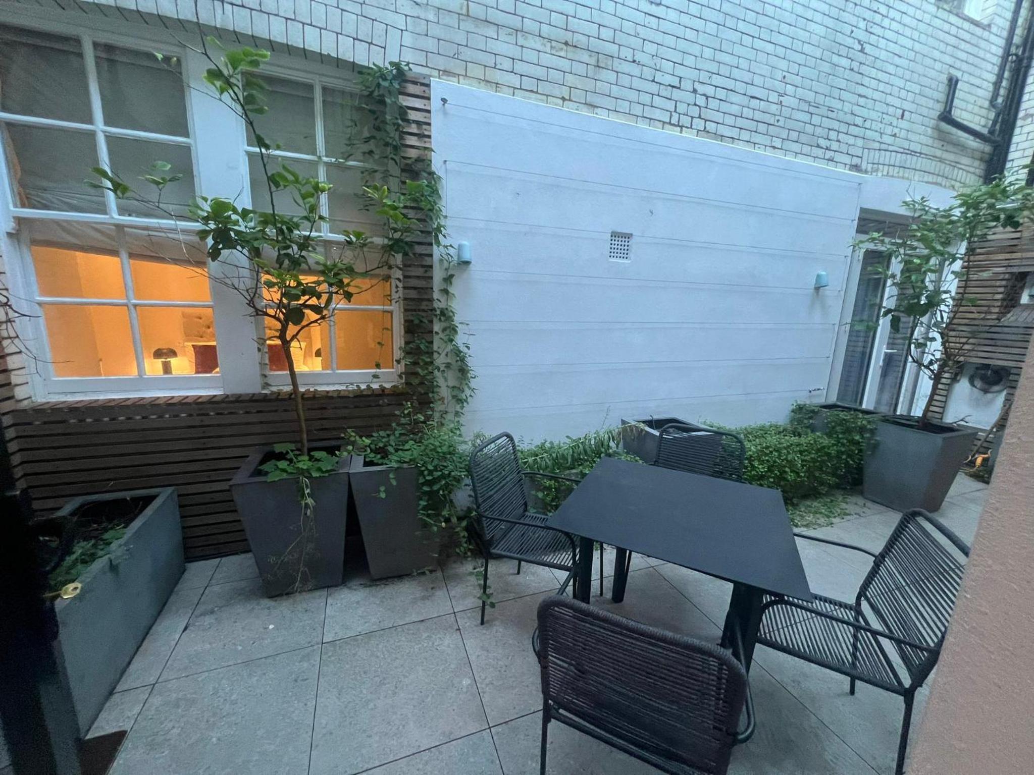 Posh 3 Bedroom flat with terrace and indoor fireplace in Mayfair, near Hyde Park