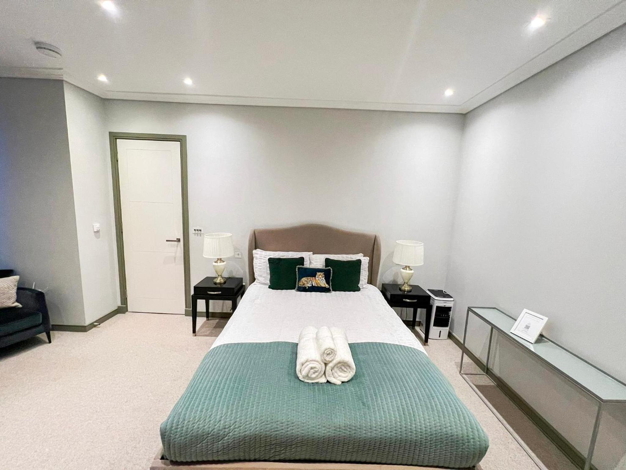 Posh 3 Bedroom flat with terrace and indoor fireplace in Mayfair, near Hyde Park