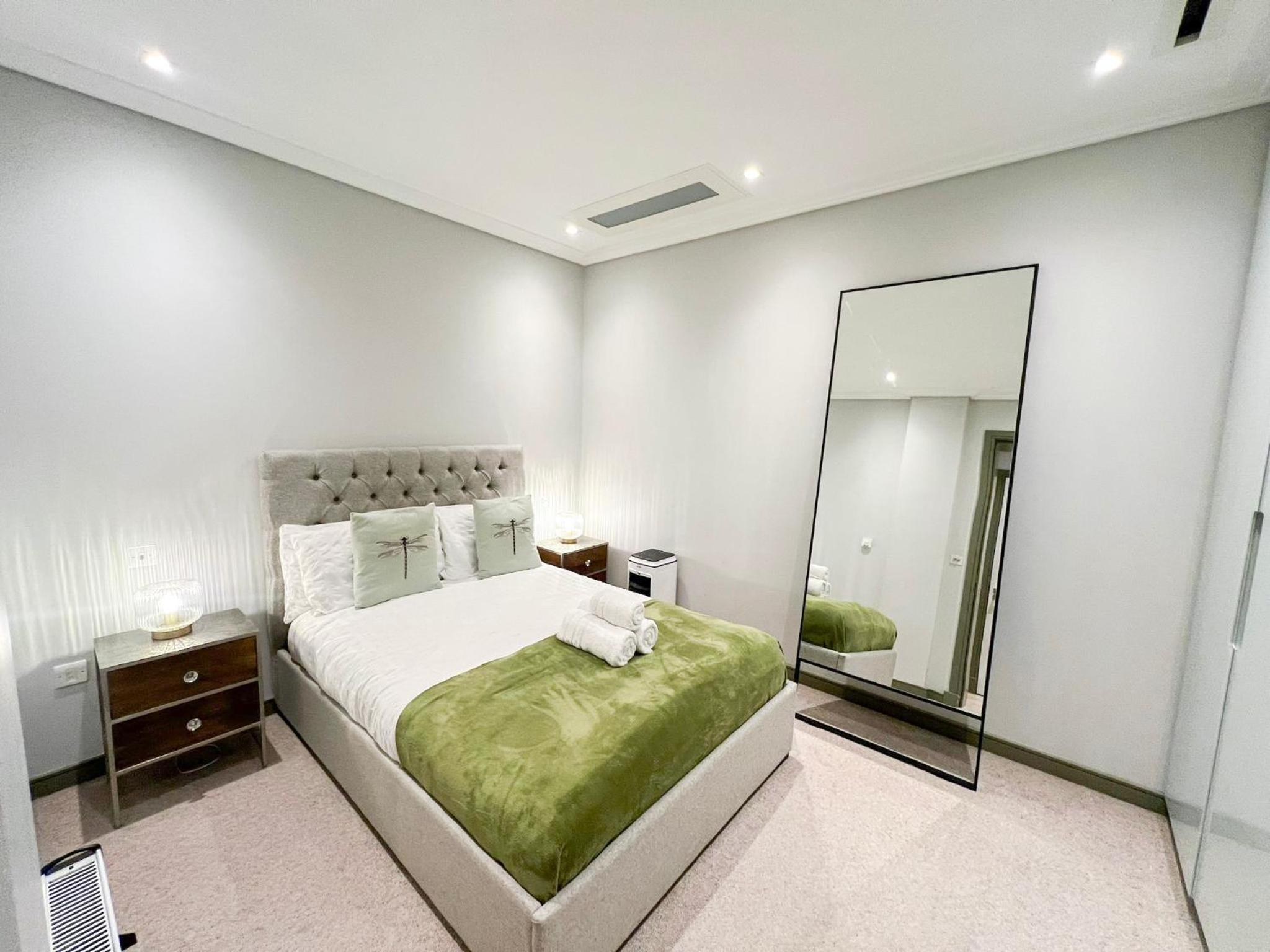 Posh 3 Bedroom flat with terrace and indoor fireplace in Mayfair, near Hyde Park