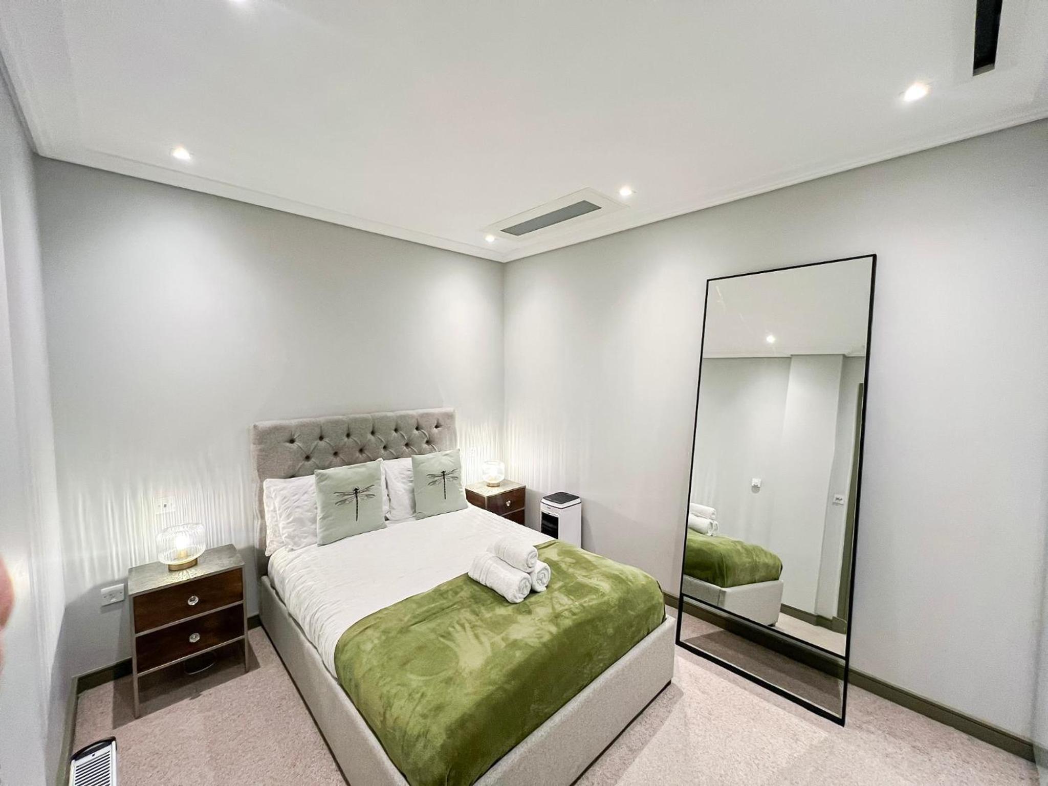Posh 3 Bedroom flat with terrace and indoor fireplace in Mayfair, near Hyde Park