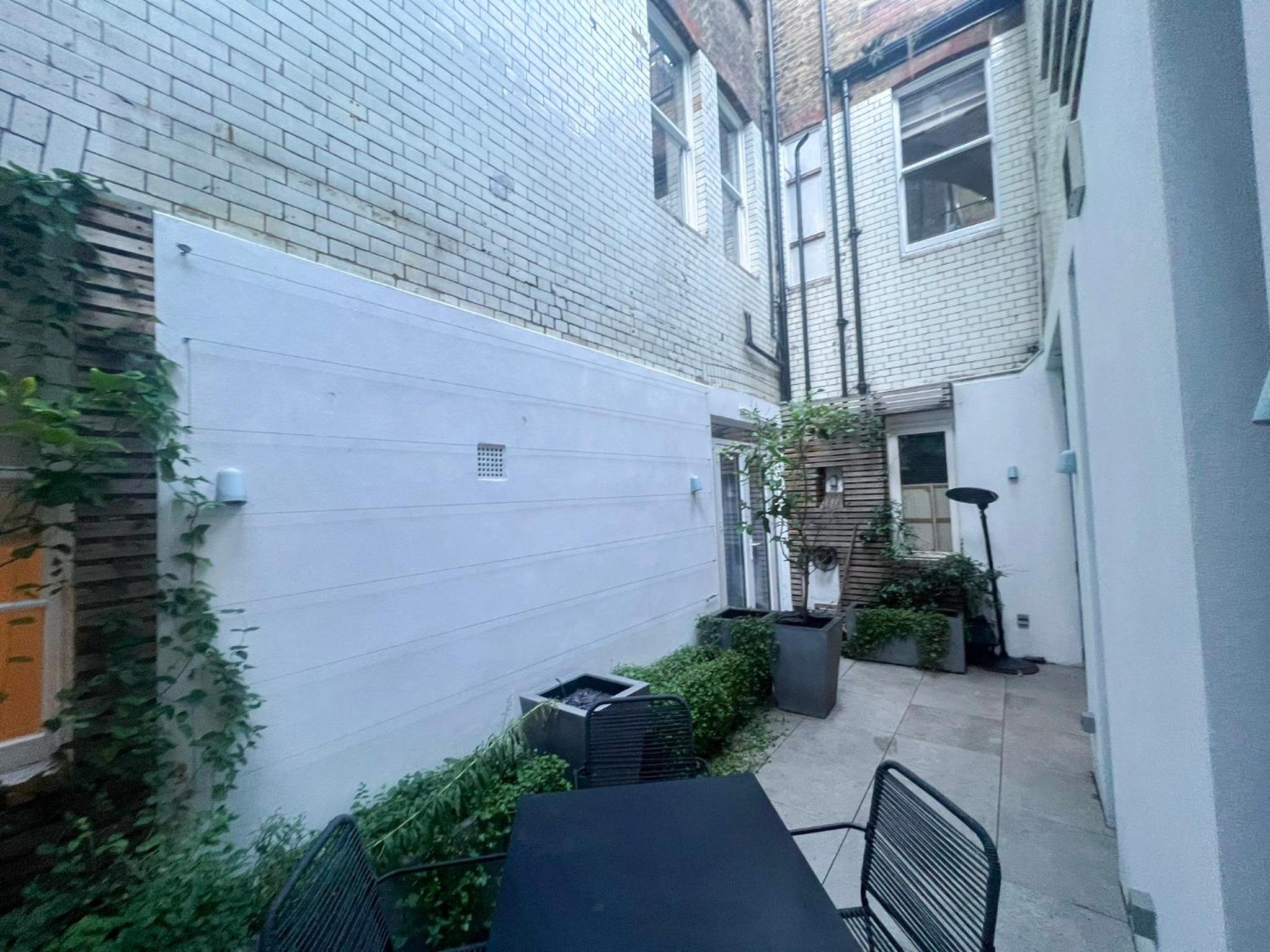 Posh 3 Bedroom flat with terrace and indoor fireplace in Mayfair, near Hyde Park