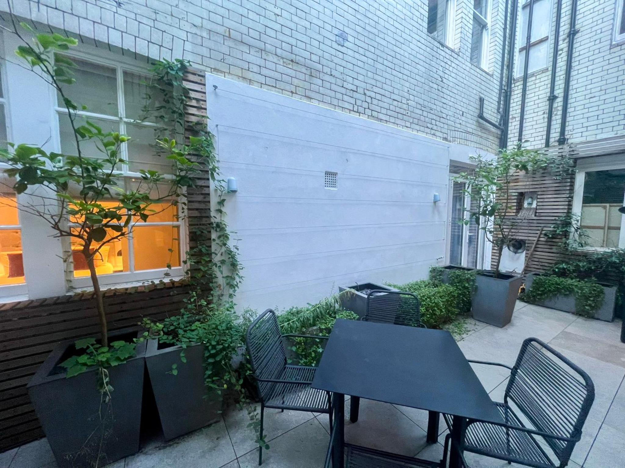 Posh 3 Bedroom flat with terrace and indoor fireplace in Mayfair, near Hyde Park