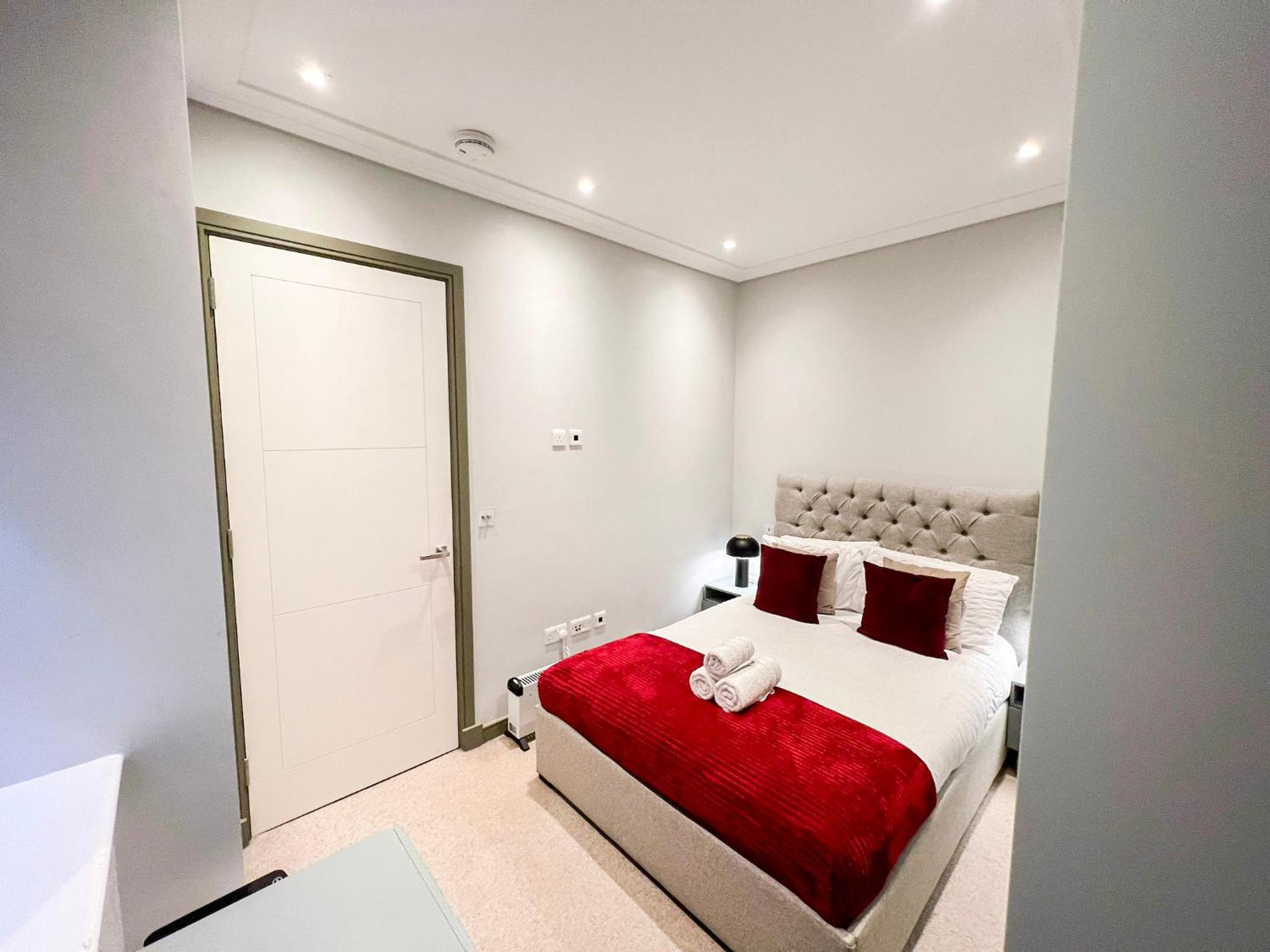 Posh 3 Bedroom flat with terrace and indoor fireplace in Mayfair, near Hyde Park