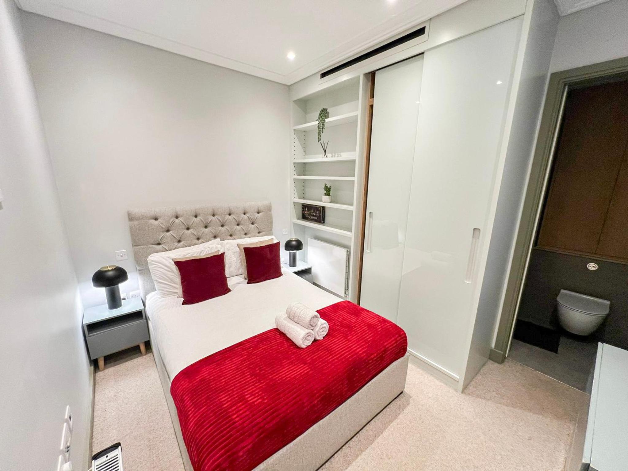 Posh 3 Bedroom flat with terrace and indoor fireplace in Mayfair, near Hyde Park