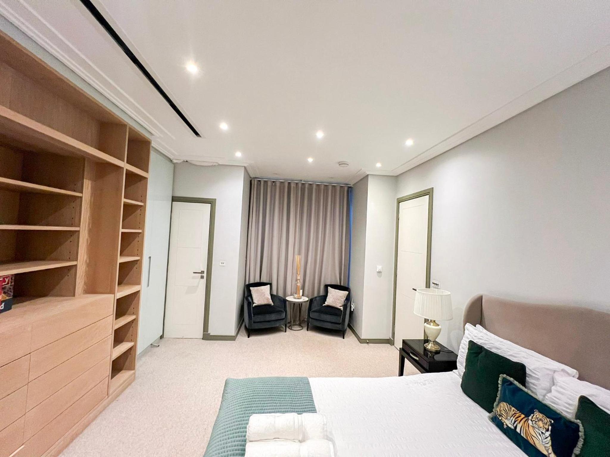 Posh 3 Bedroom flat with terrace and indoor fireplace in Mayfair, near Hyde Park