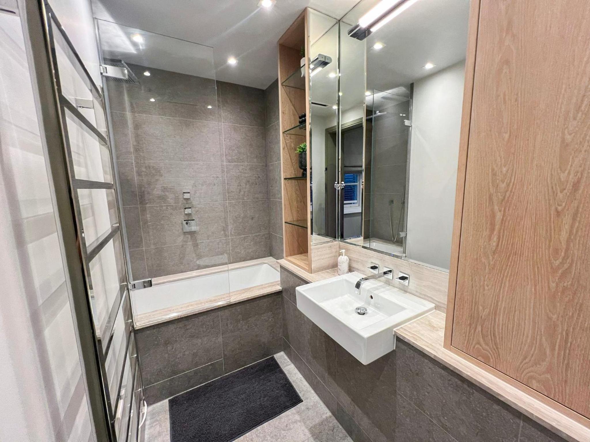 Posh 3 Bedroom flat with terrace and indoor fireplace in Mayfair, near Hyde Park