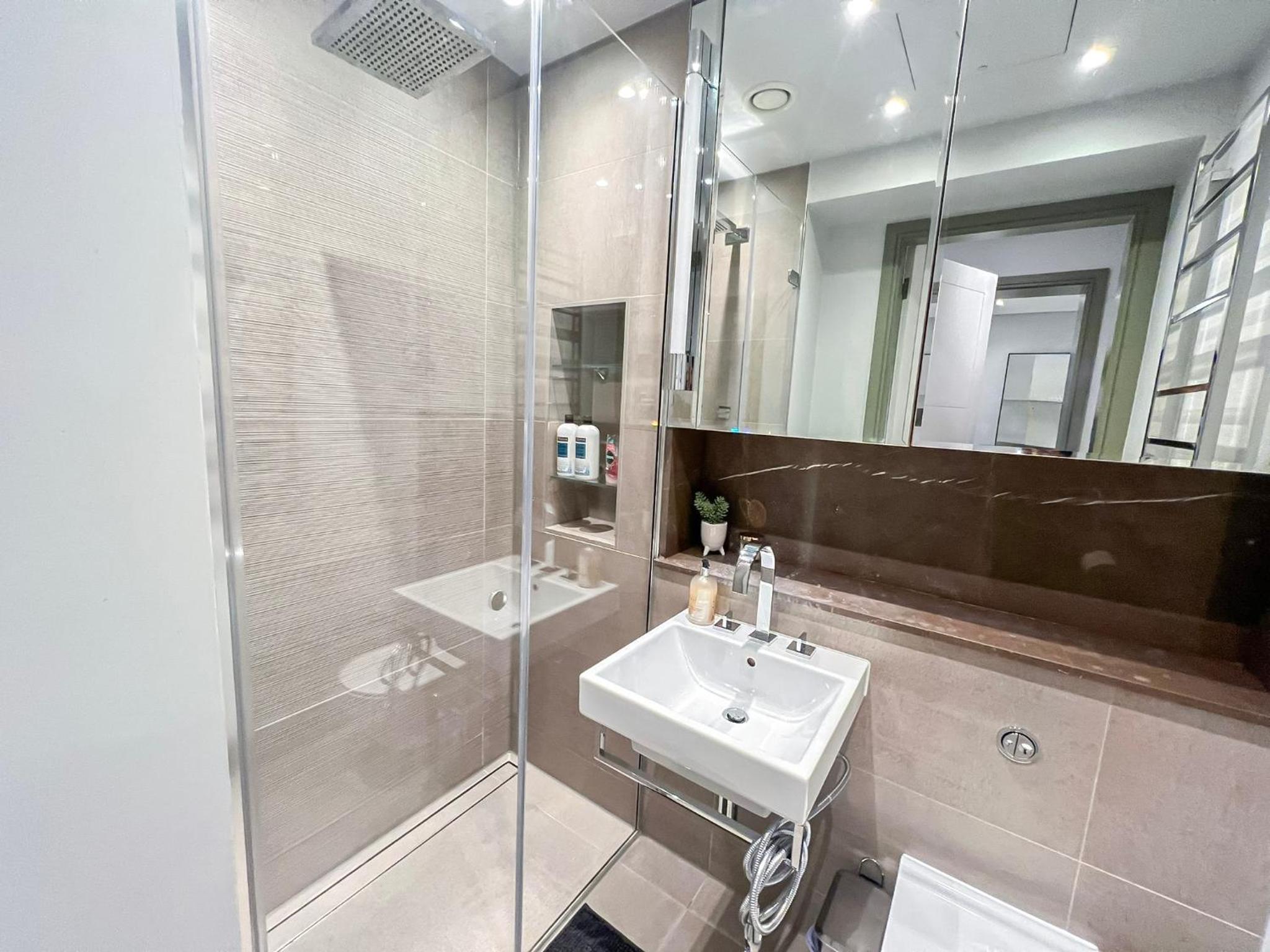 Posh 3 Bedroom flat with terrace and indoor fireplace in Mayfair, near Hyde Park