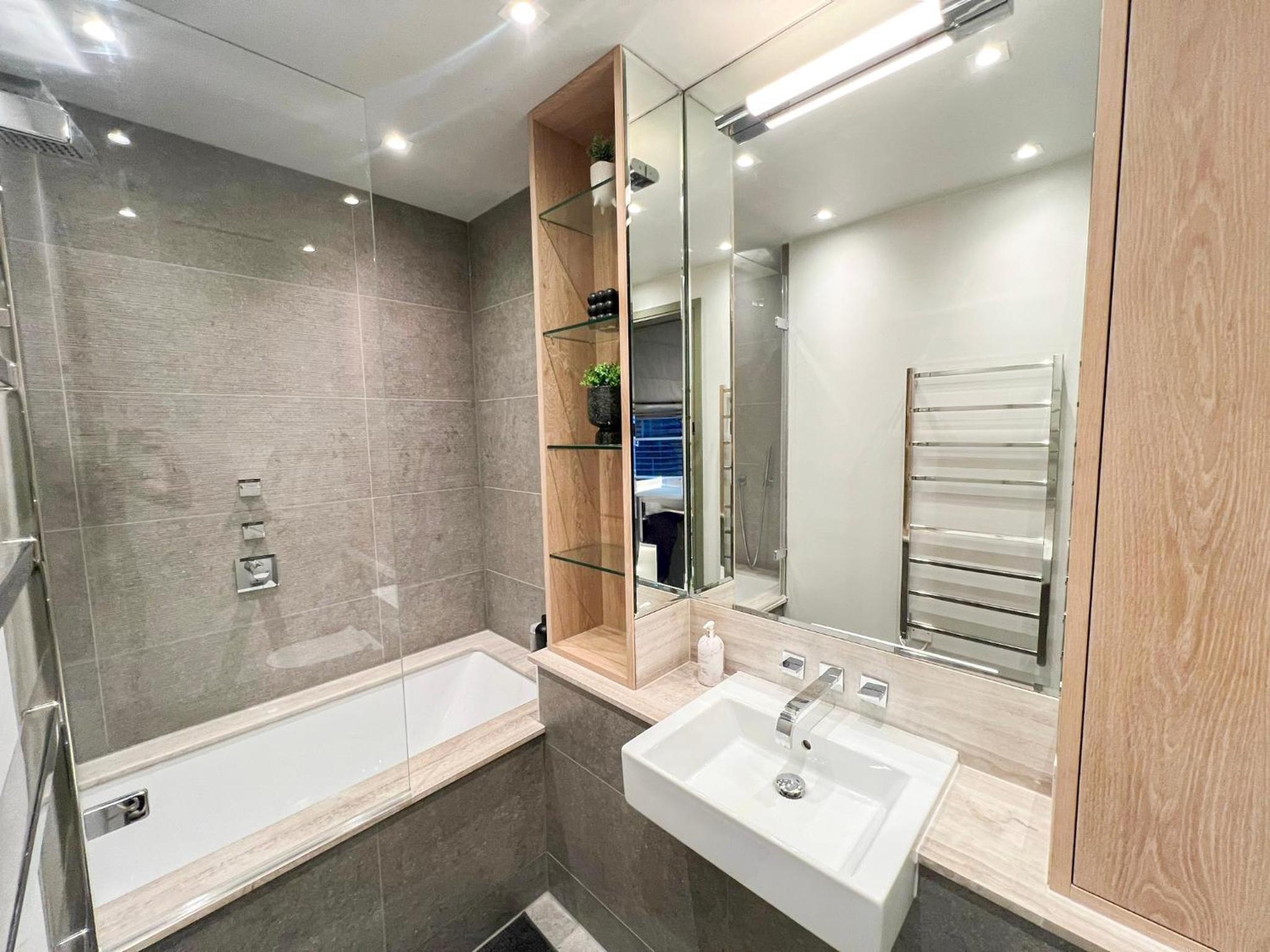 Posh 3 Bedroom flat with terrace and indoor fireplace in Mayfair, near Hyde Park