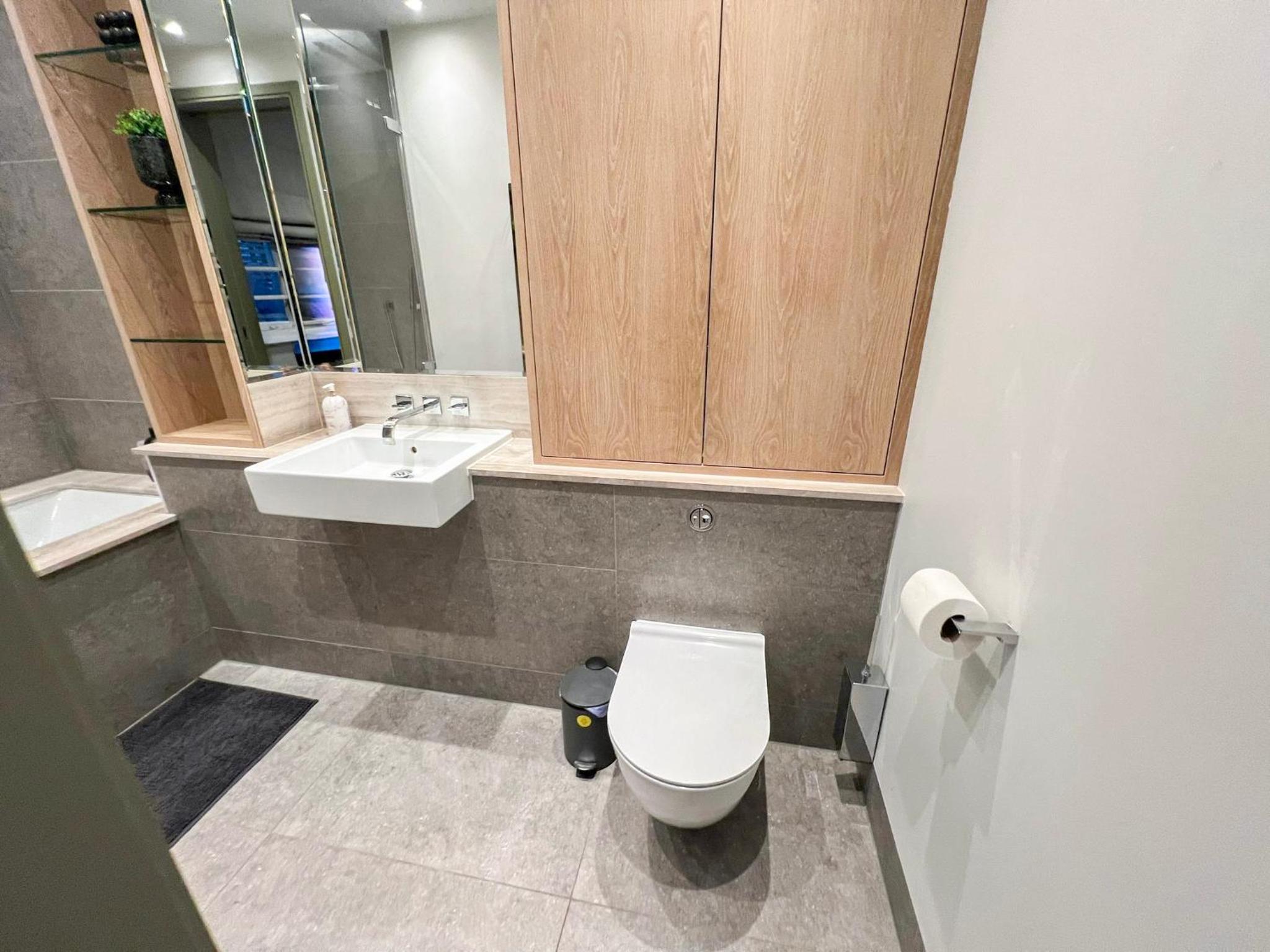Posh 3 Bedroom flat with terrace and indoor fireplace in Mayfair, near Hyde Park