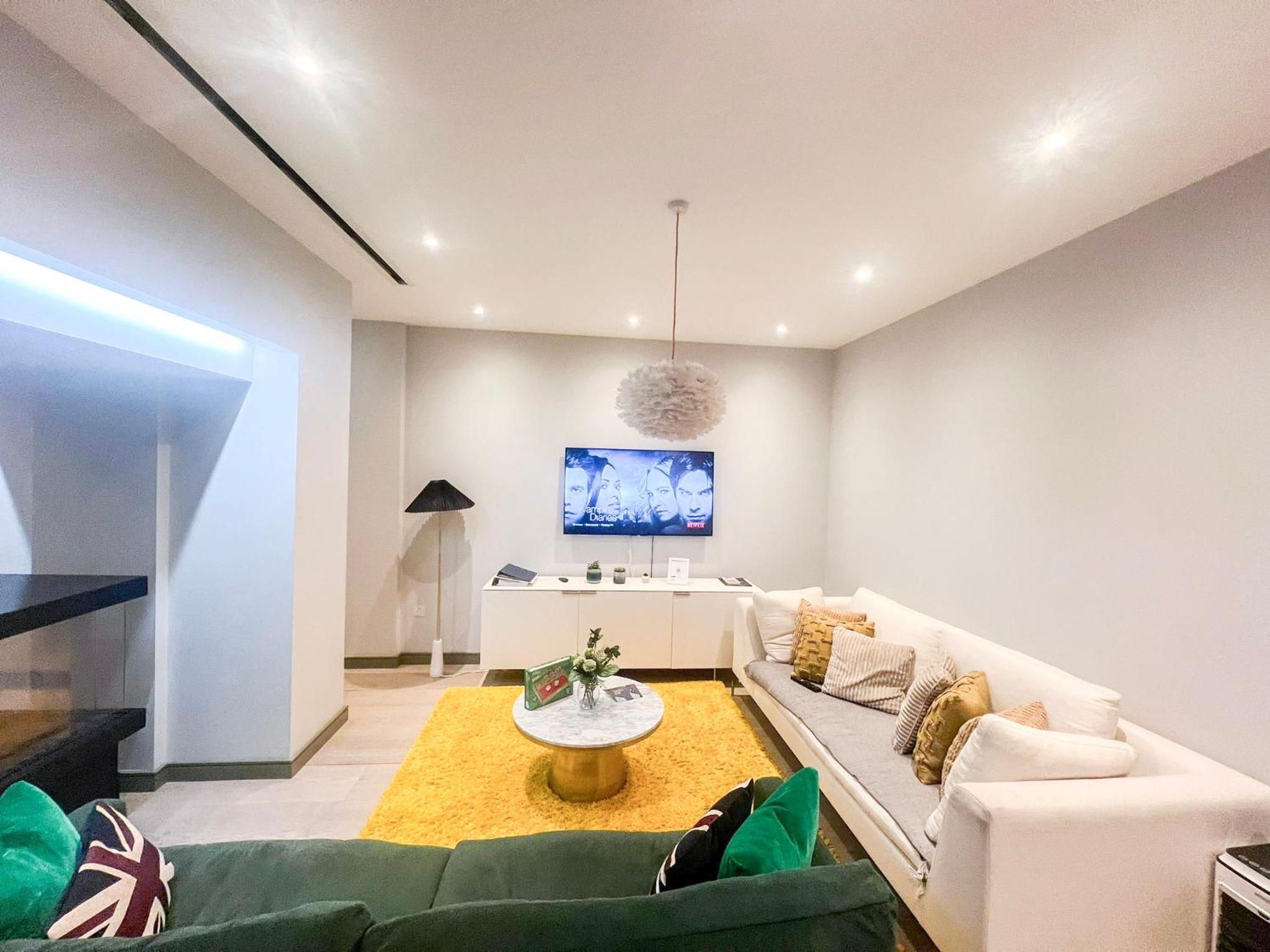 Posh 3 Bedroom flat with terrace and indoor fireplace in Mayfair, near Hyde Park