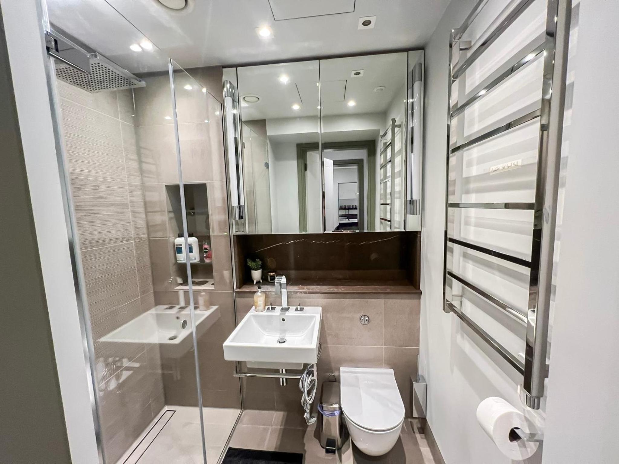 Posh 3 Bedroom flat with terrace and indoor fireplace in Mayfair, near Hyde Park