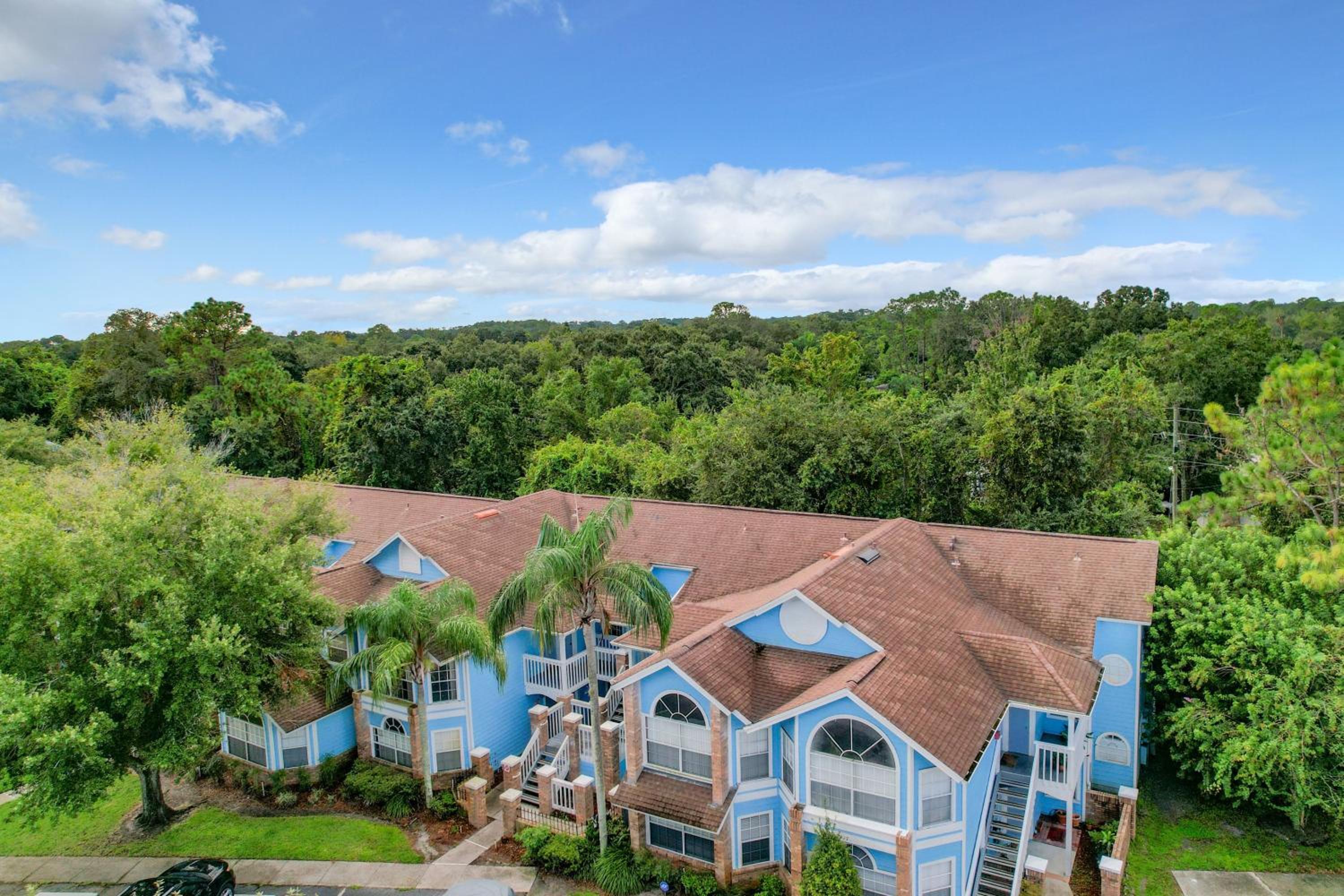 Quaint Getaway! 3 Bedroom Condo Near Disney Parks! view 2
