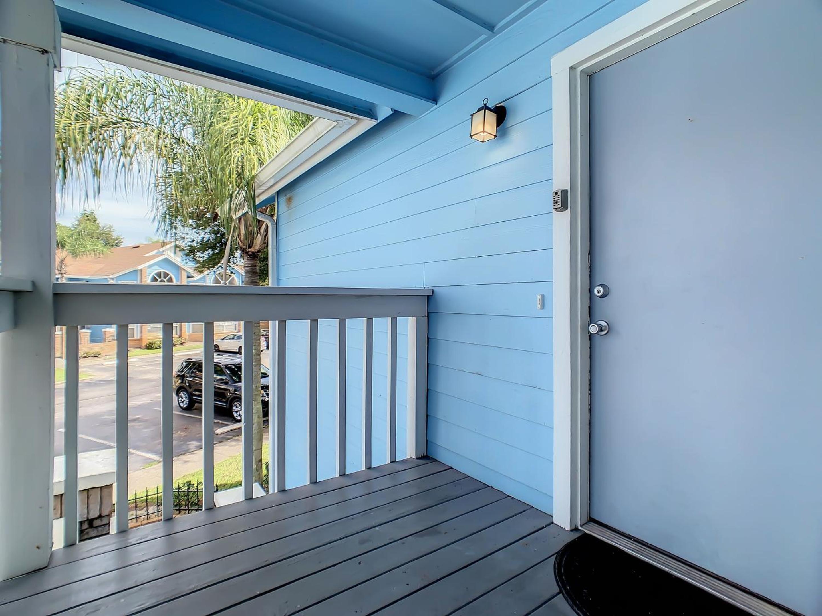 Quaint Getaway! 3 Bedroom Condo Near Disney Parks! view 3