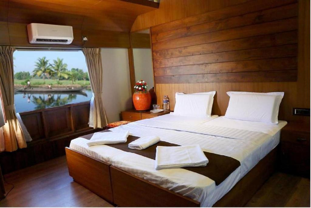 Bayloft Houseboats and Tours view 4