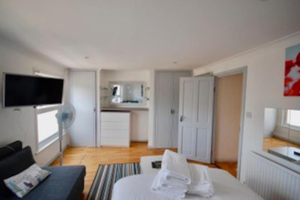 Lovely New Studio Flat - 24C