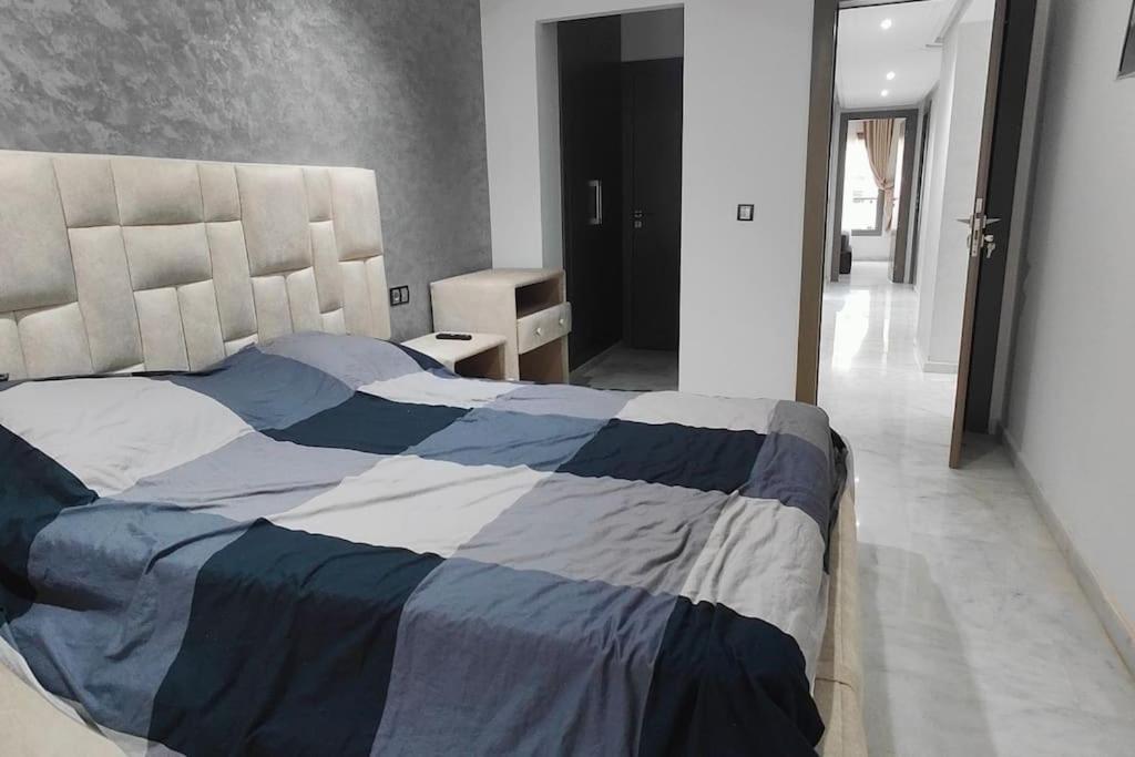 Luxe HUGE & SPACIOUS Modern 3BR City Center TANGER view 4