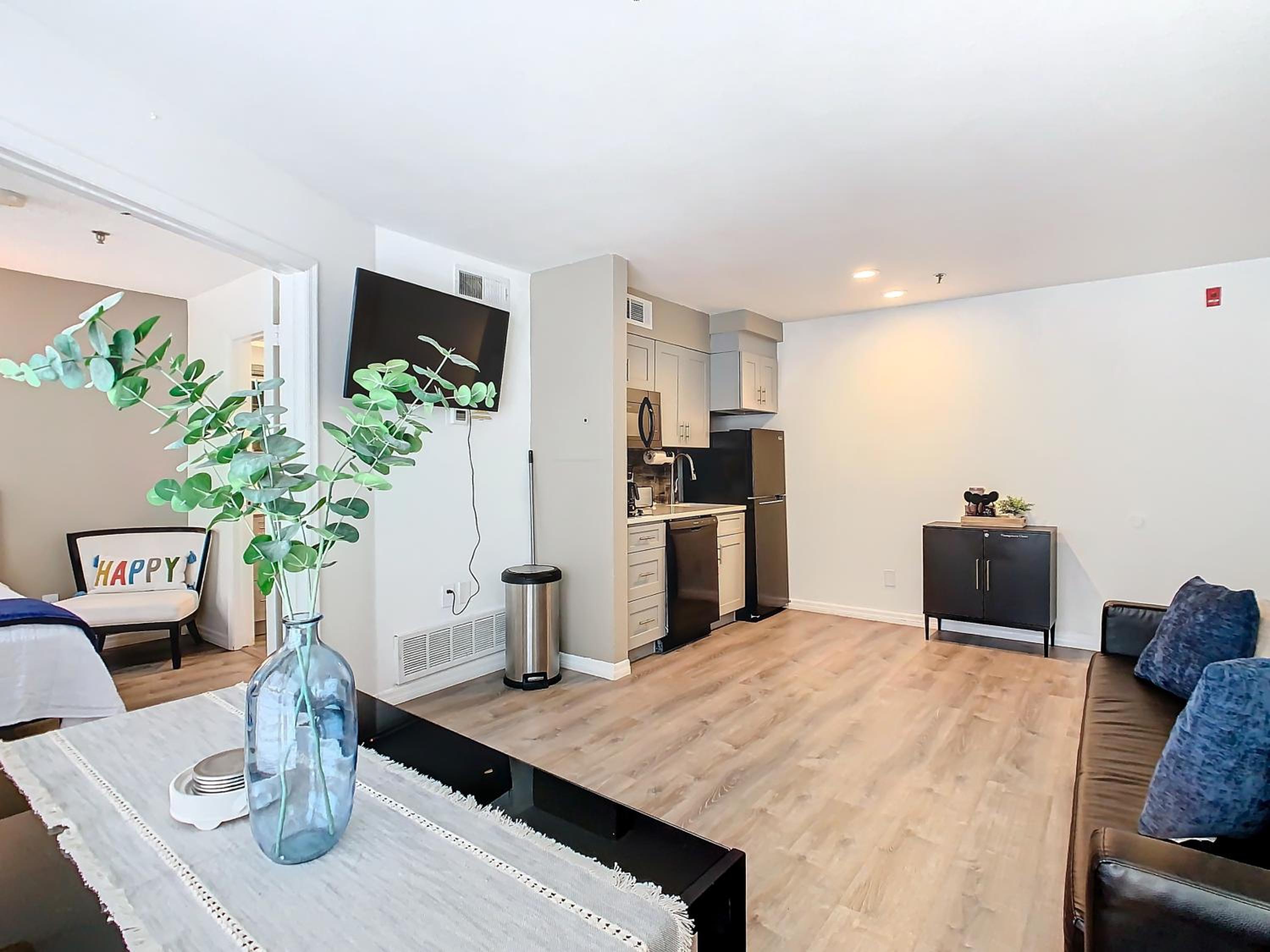 Be Our Guest! 1 Bedroom Condo Near Disney Parks!
