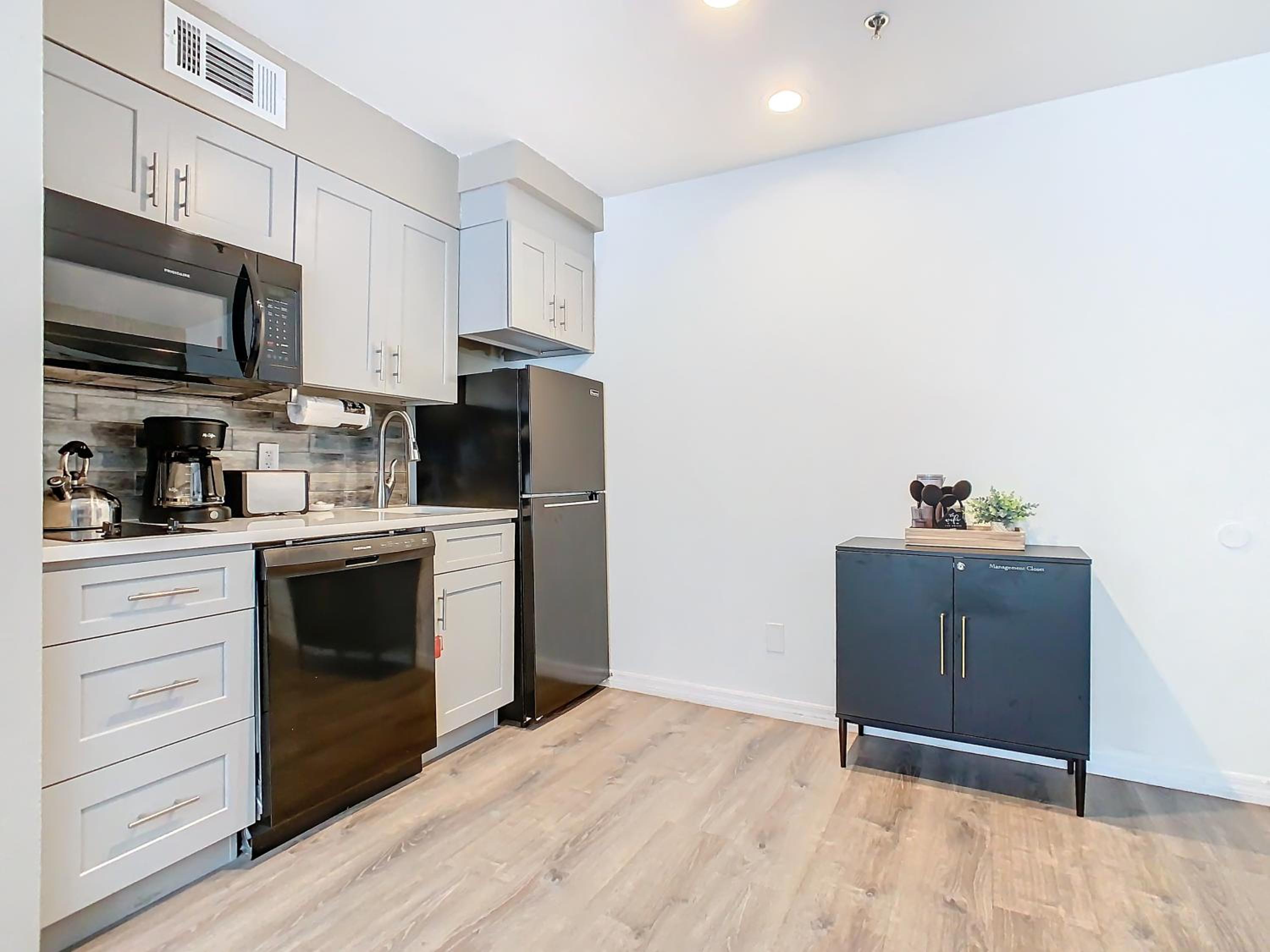 Be Our Guest! 1 Bedroom Condo Near Disney Parks!