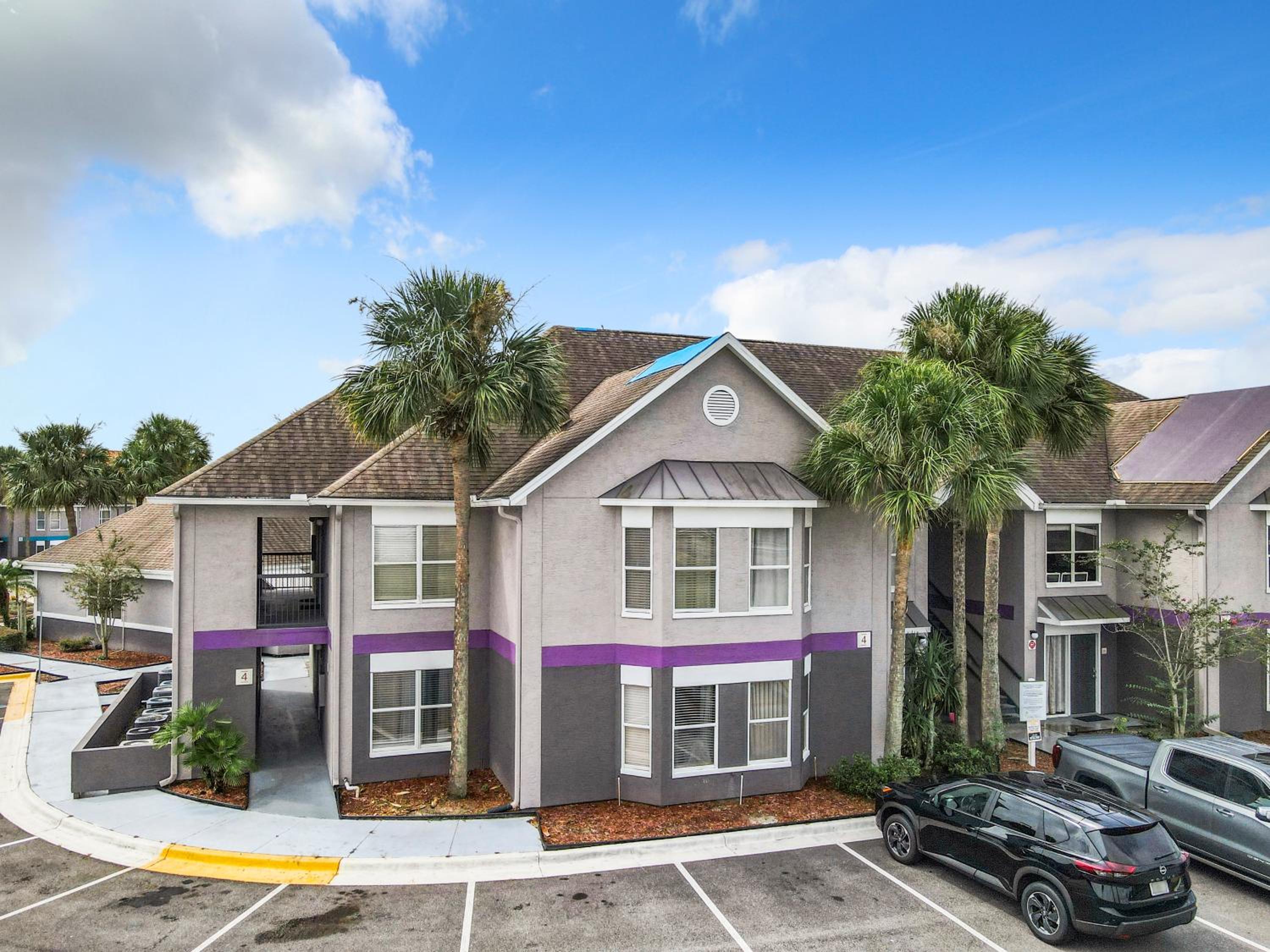Be Our Guest! 1 Bedroom Condo Near Disney Parks!