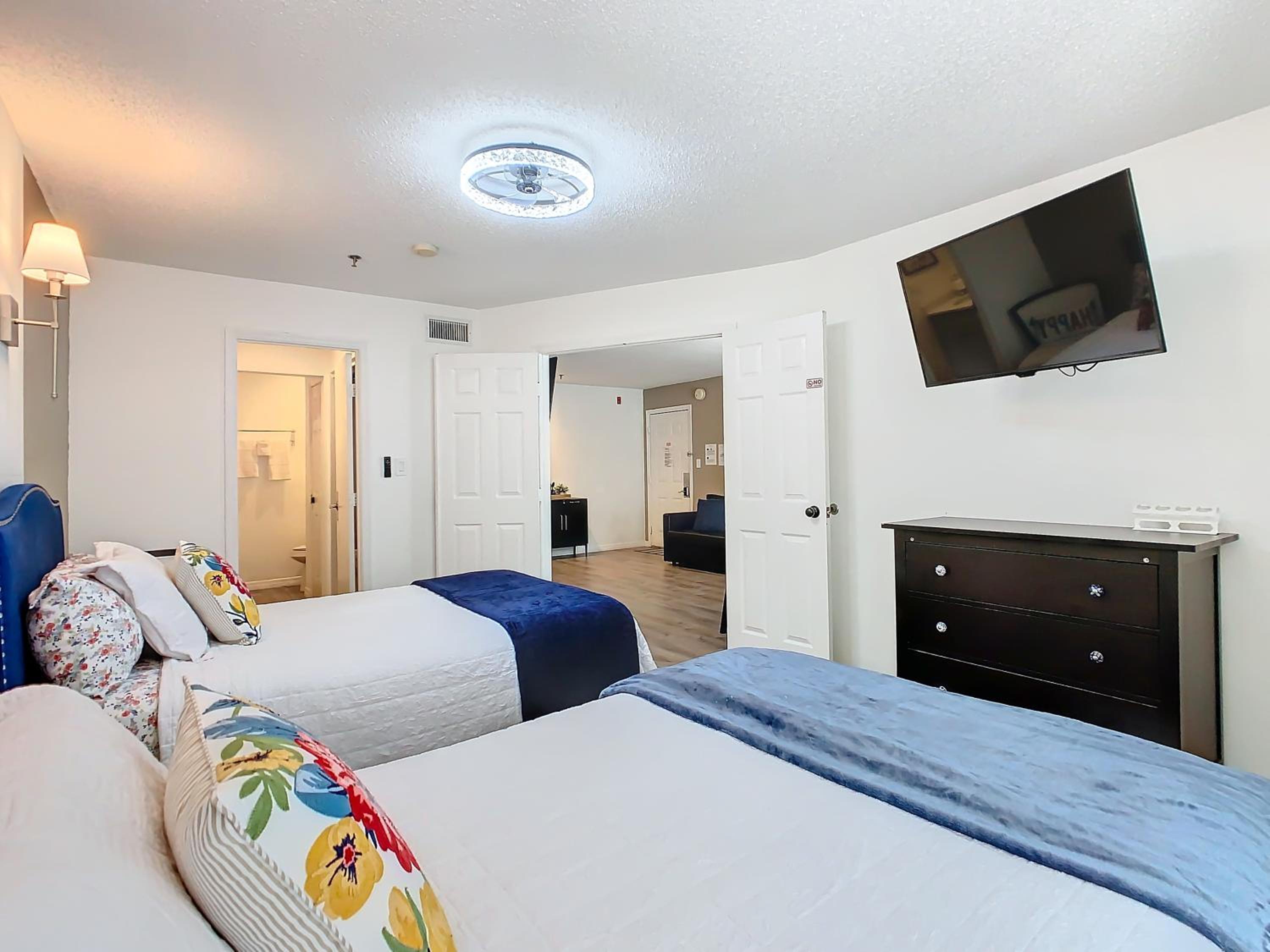 Be Our Guest! 1 Bedroom Condo Near Disney Parks!