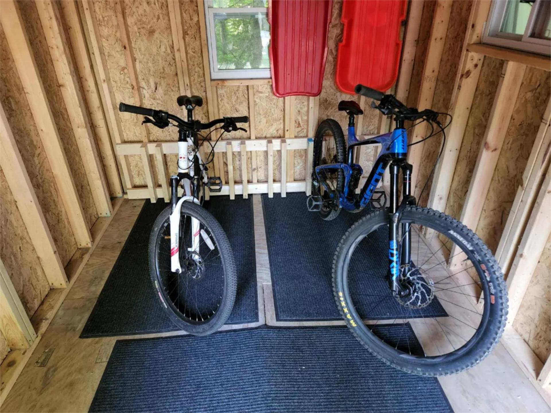 Fun In Fun Out Ski Home - Upper Unit, Renovated 3BR-2BA, Hot Tub, Close to Resort