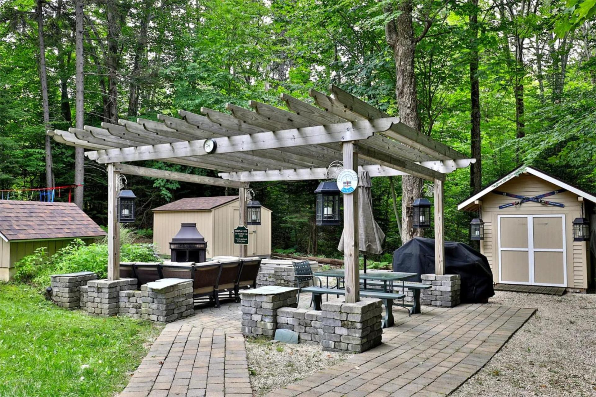 Fun In Fun Out Ski Home - Upper Unit, Renovated 3BR-2BA, Hot Tub, Close to Resort